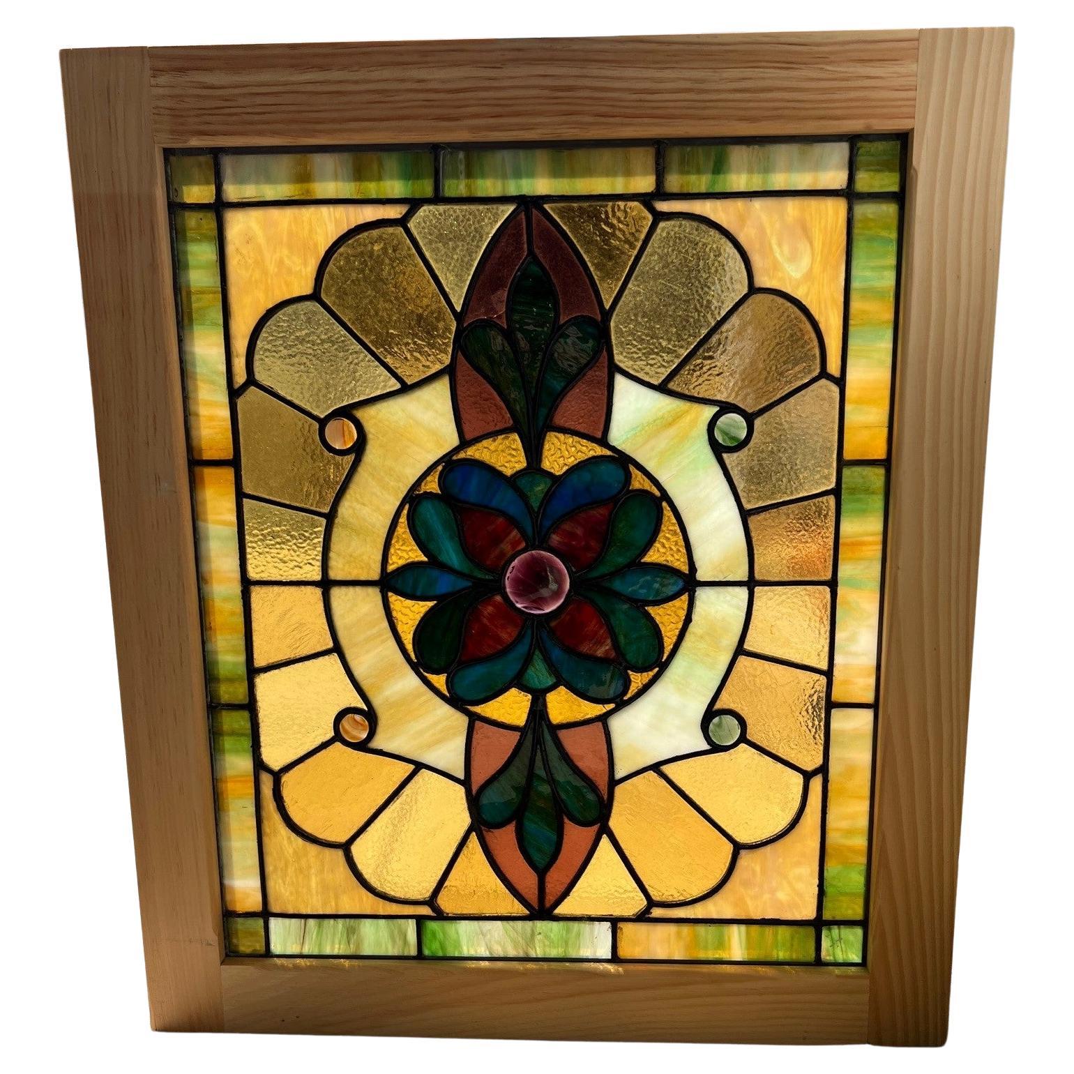 Antikes Buntglasfenster des frühen 20. Jahrhunderts in einem neuen Holzrahmen 