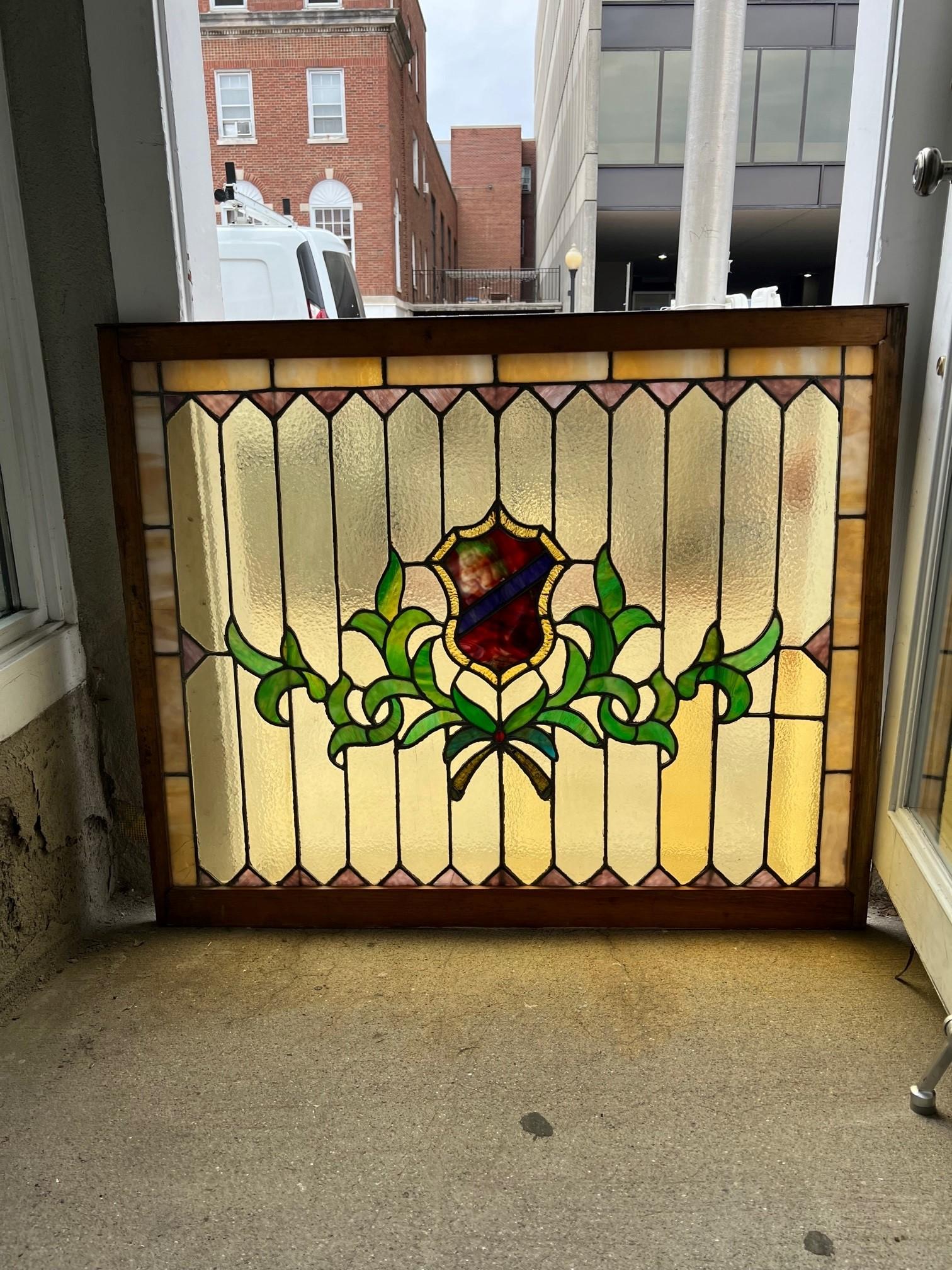  Ein schönes großes Buntglasfenster mit einem zentralen Wappenschild. Es ist ein schönes, einfaches Fenster aus dem späten 19. bis frühen 20. Jahrhundert, das aus einem Anwesen in Westchester County NY geborgen wurde. Das Buntglasfenster hat