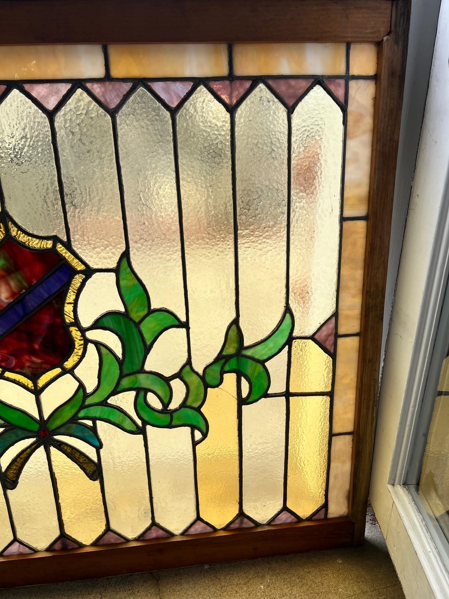 Antikes Buntglasfenster aus dem frühen 20. Jahrhundert in einem Holzrahmen  im Zustand „Gut“ im Angebot in Stamford, CT