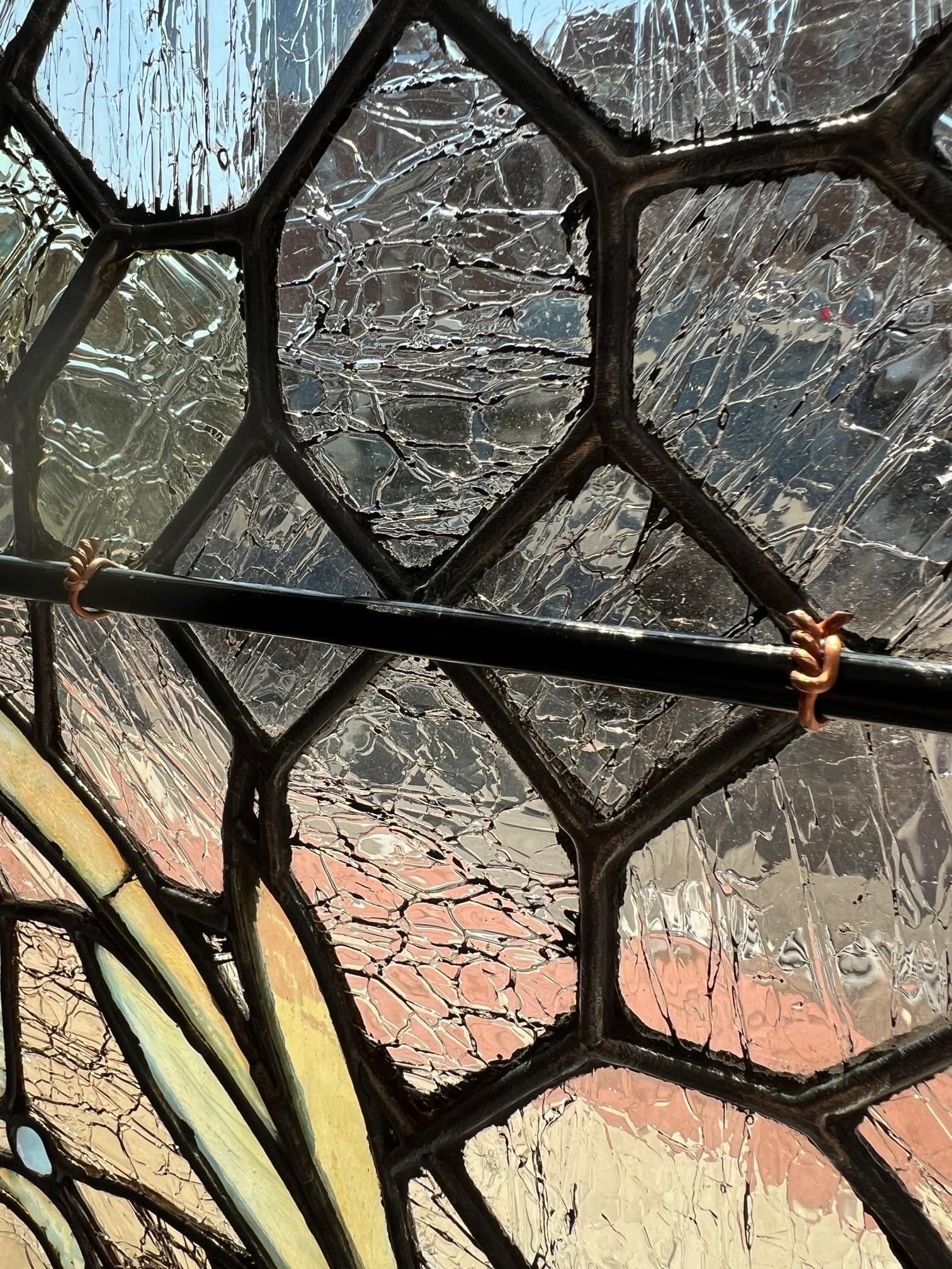 Vidriera antigua de principios del siglo XX, joyas en marco de madera original 7