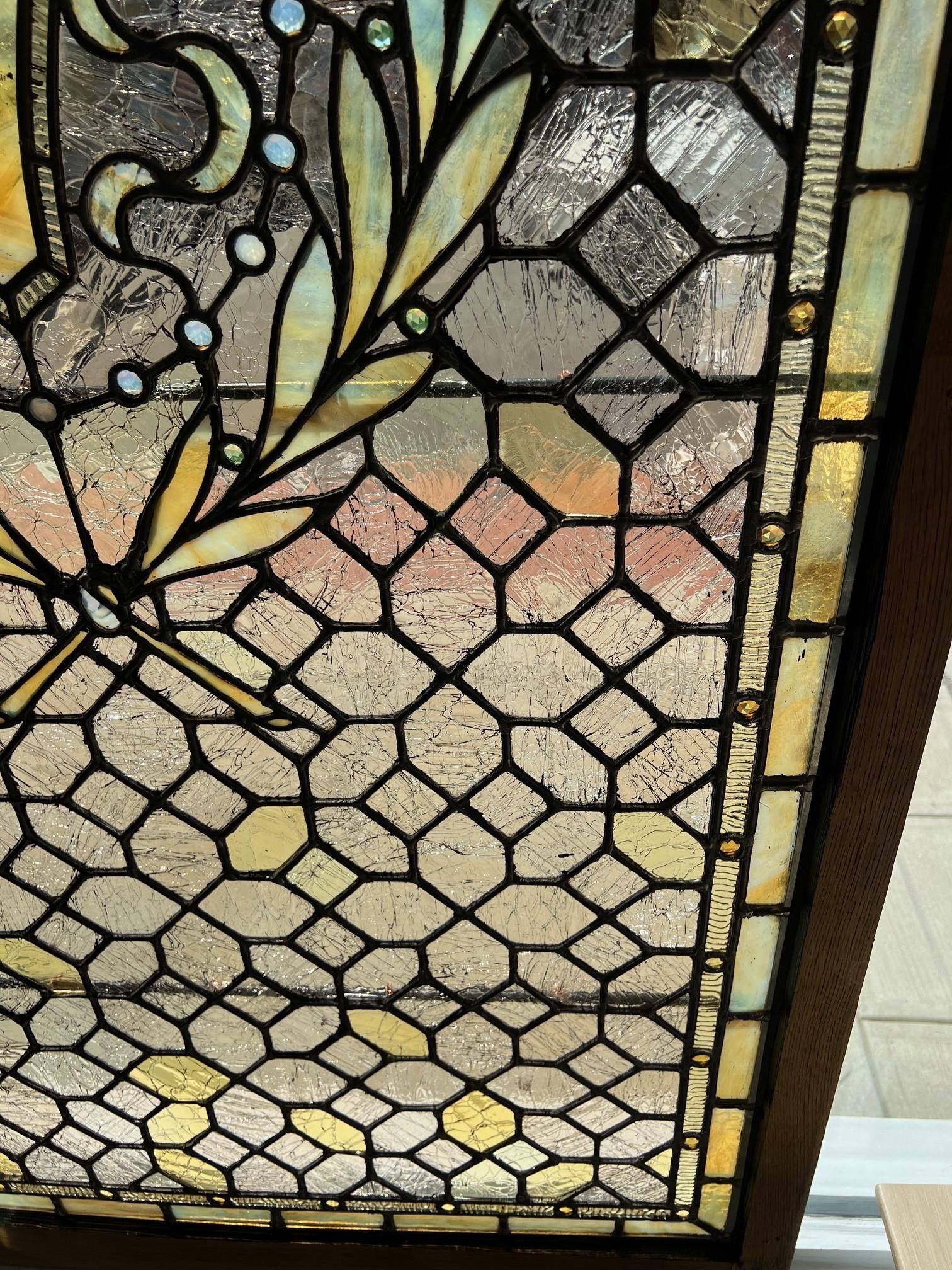 Vidriera antigua de principios del siglo XX, joyas en marco de madera original en Bueno Estado en Stamford, CT