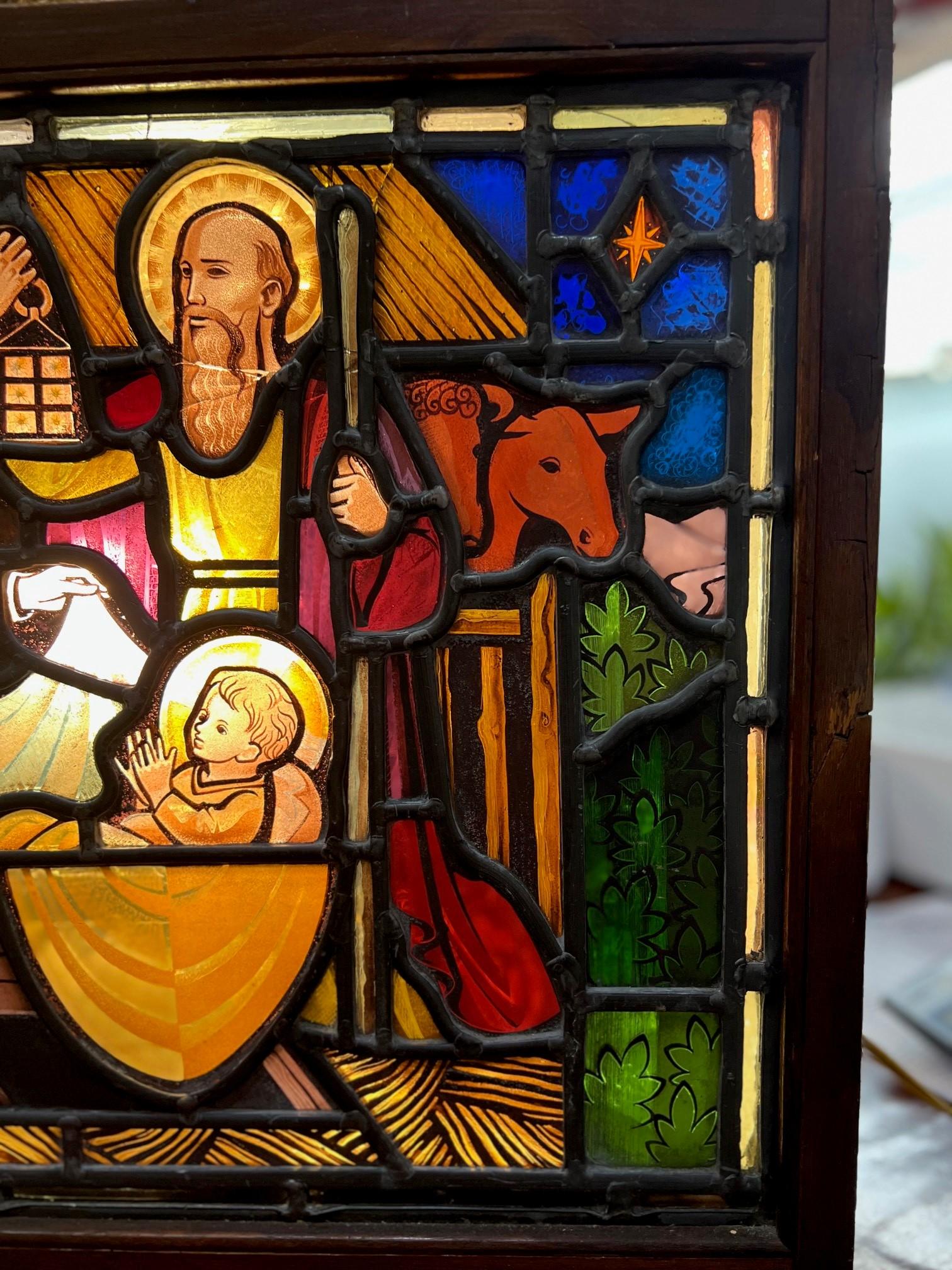 Antikes Buntglasfenster „The Nativity in a Shadow Box“ aus dem frühen 20. Jahrhundert  im Zustand „Gut“ im Angebot in Stamford, CT