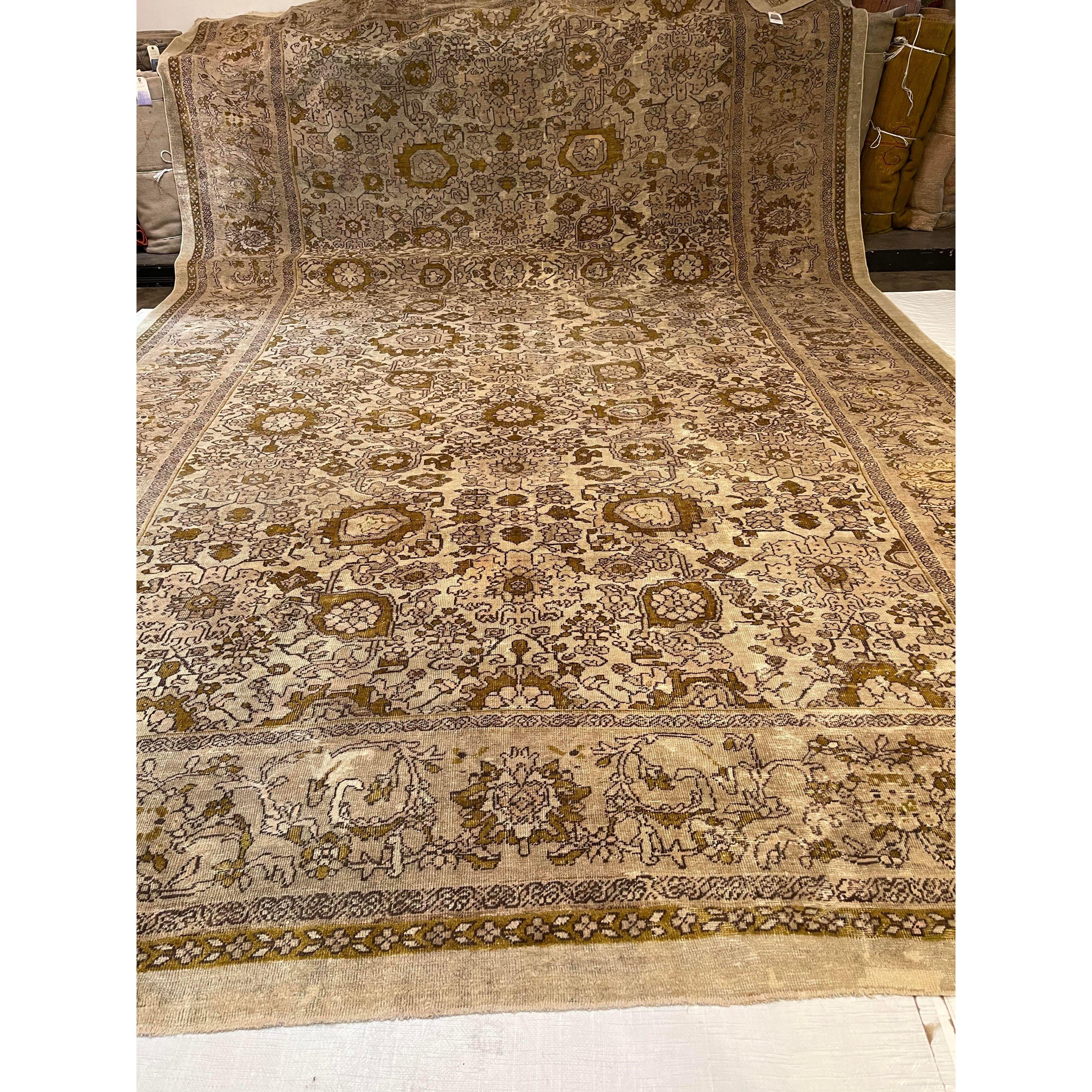 Early 20th Century Antique Sultanbad Rug In Good Condition For Sale In Los Angeles, US