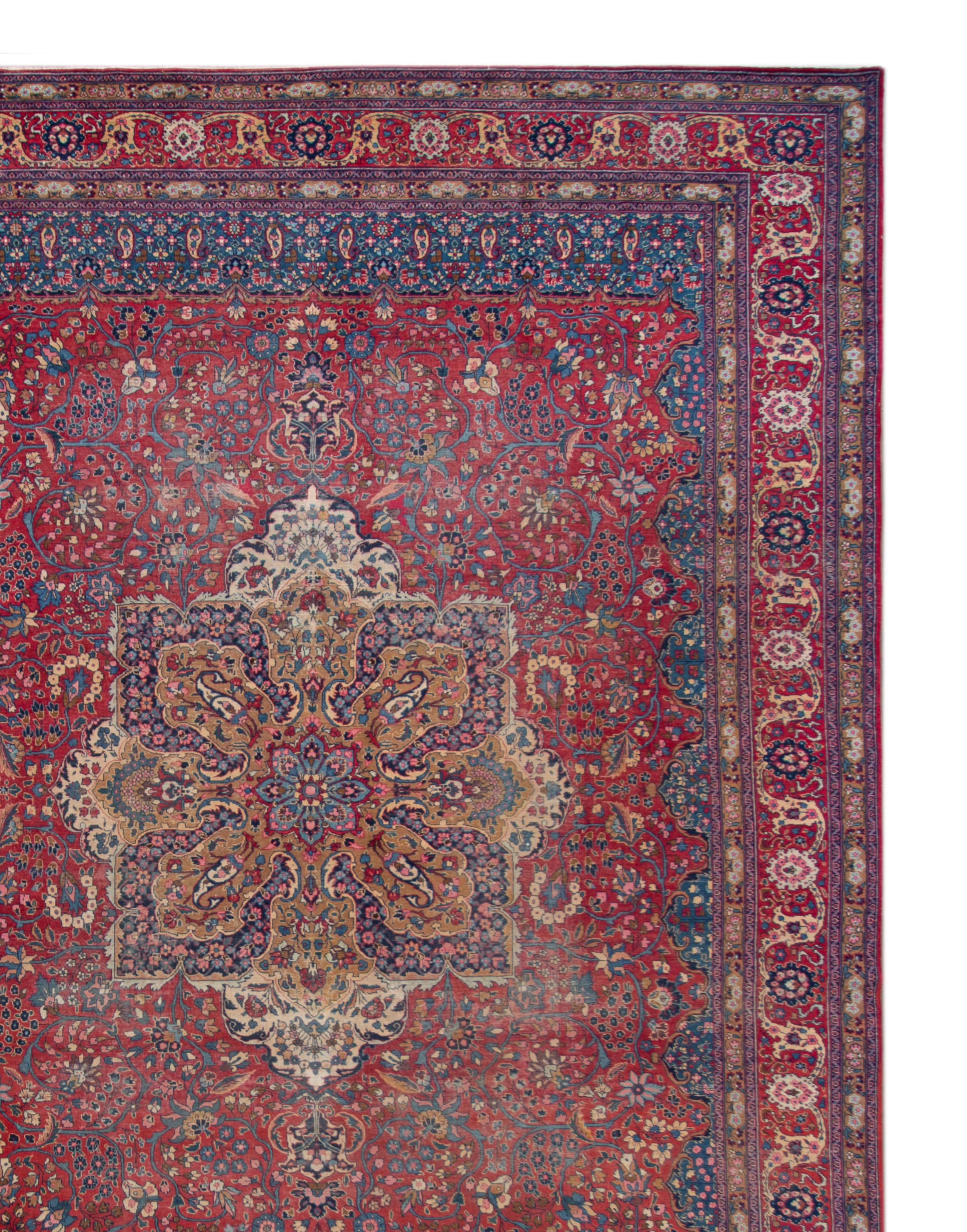 Bellissimo tappeto Tabriz vintage con campo rosso e accenti blu con un disegno a medaglione al centro,

circa 1920

Questo tappeto misura 11' 7