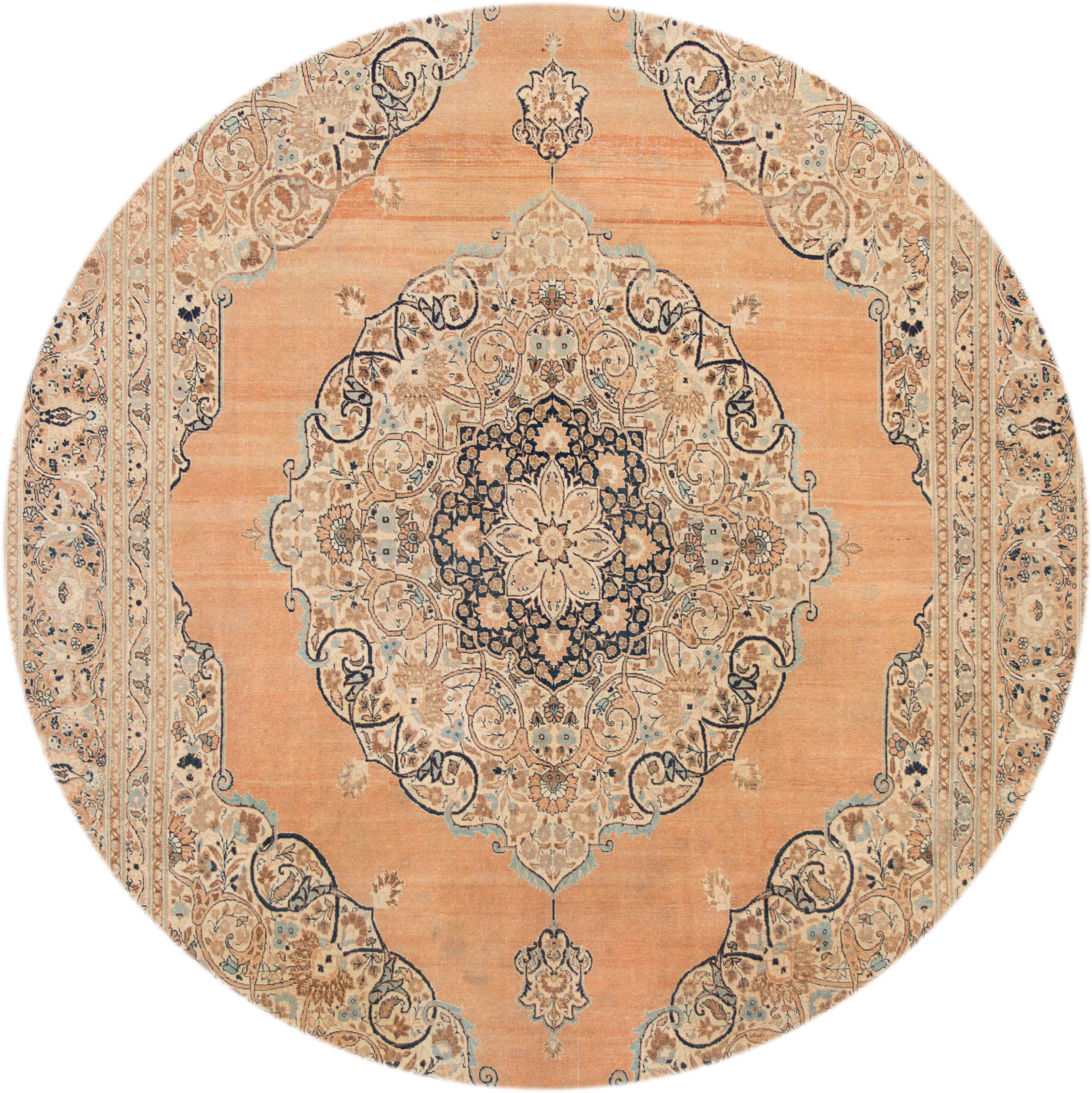 Magnifique tapis persan antique Tabriz, en laine nouée à la main, avec un champ beige, des accents de pêche et de bleu dans un motif de médaillon central, vers 1900
Ce tapis mesure 9' 2