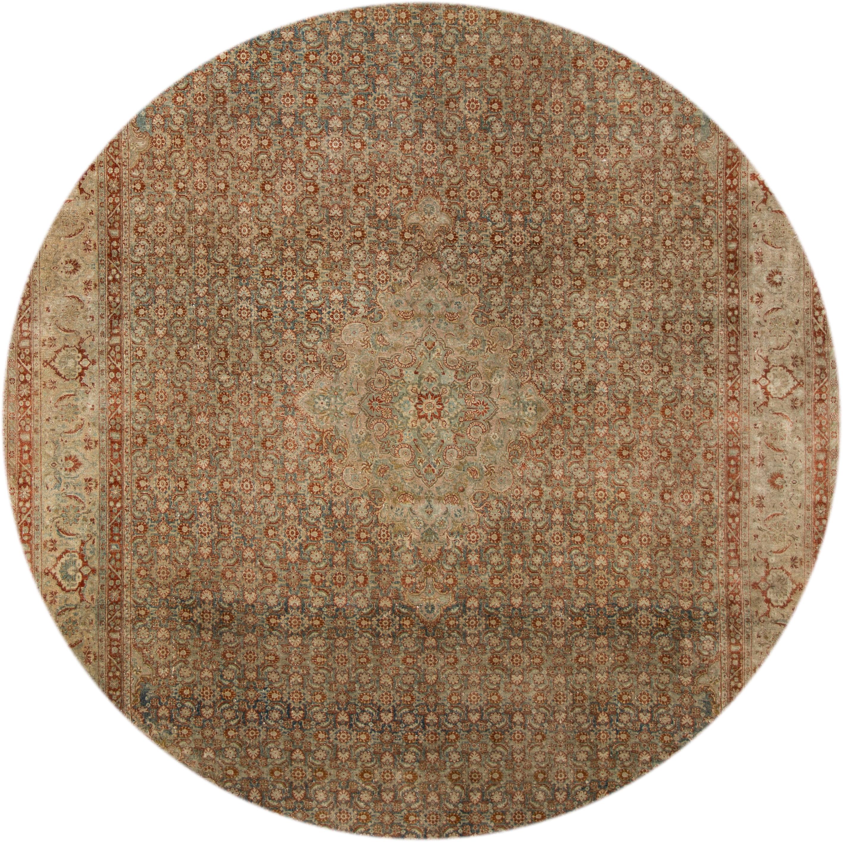 Magnifique tapis antique persan Tabriz, en laine nouée à la main, avec un champ vert pâle, des accents rouille et beige dans un motif classique.
vers 1910.
Ce tapis mesure 8' 8