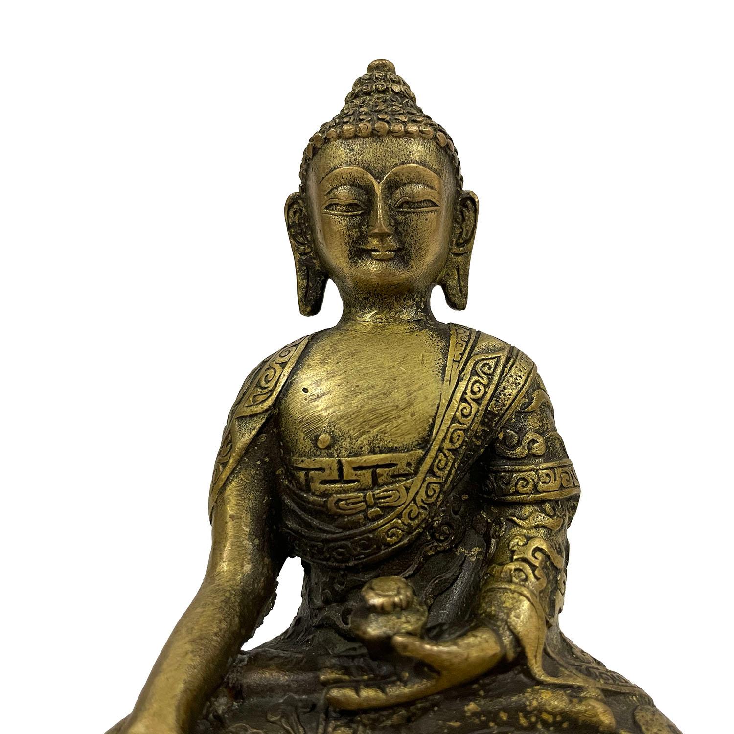 Sehen Sie sich diese prächtige tibetische Buddha-Statuette aus antiker Bronze an. Sie wurde von Hand aus tibetischer Bronze gefertigt und zeigt den auf einem Lotussitz sitzenden Buddha mit sehr detaillierten Schnitzarbeiten. Sie können aus den