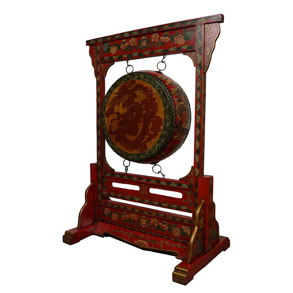 Ce magnifique tambour tibétain ancien a été fabriqué il y a de nombreuses années, mais il a conservé son état d'origine. Le support et le tambour sont fabriqués en bois de cyprès et sont peints à la main à 100 % en art tibétain. Le dragon et le