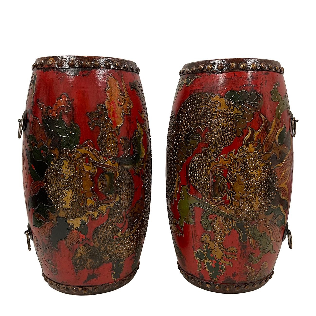 Cette magnifique paire de tambours tibétains anciens a été fabriquée il y a de nombreuses années, mais a conservé son état d'origine. Ils sont tous fabriqués à la main en bois et en cuir. Il y a de belles peintures à la main d'art populaire