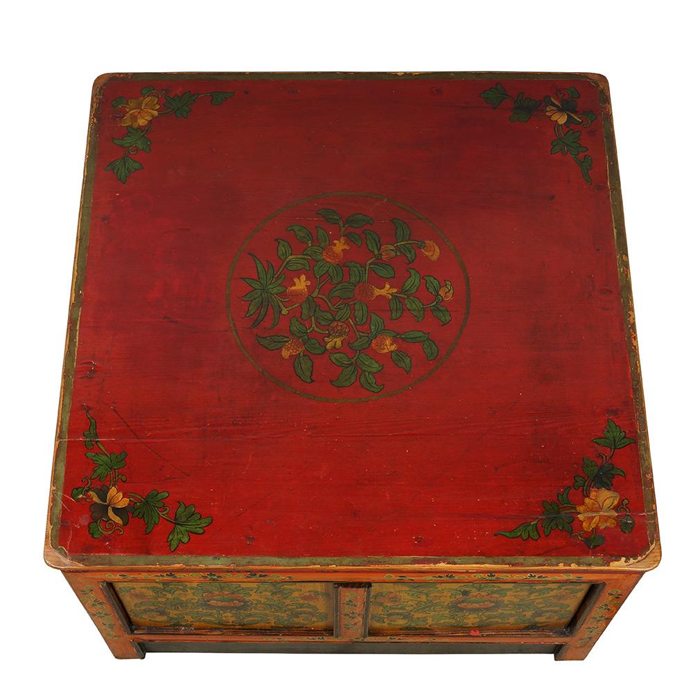 Antiker tibetisch bemalter quadratischer Couchtisch aus dem frühen 20. Jahrhundert (Zedernholz) im Angebot