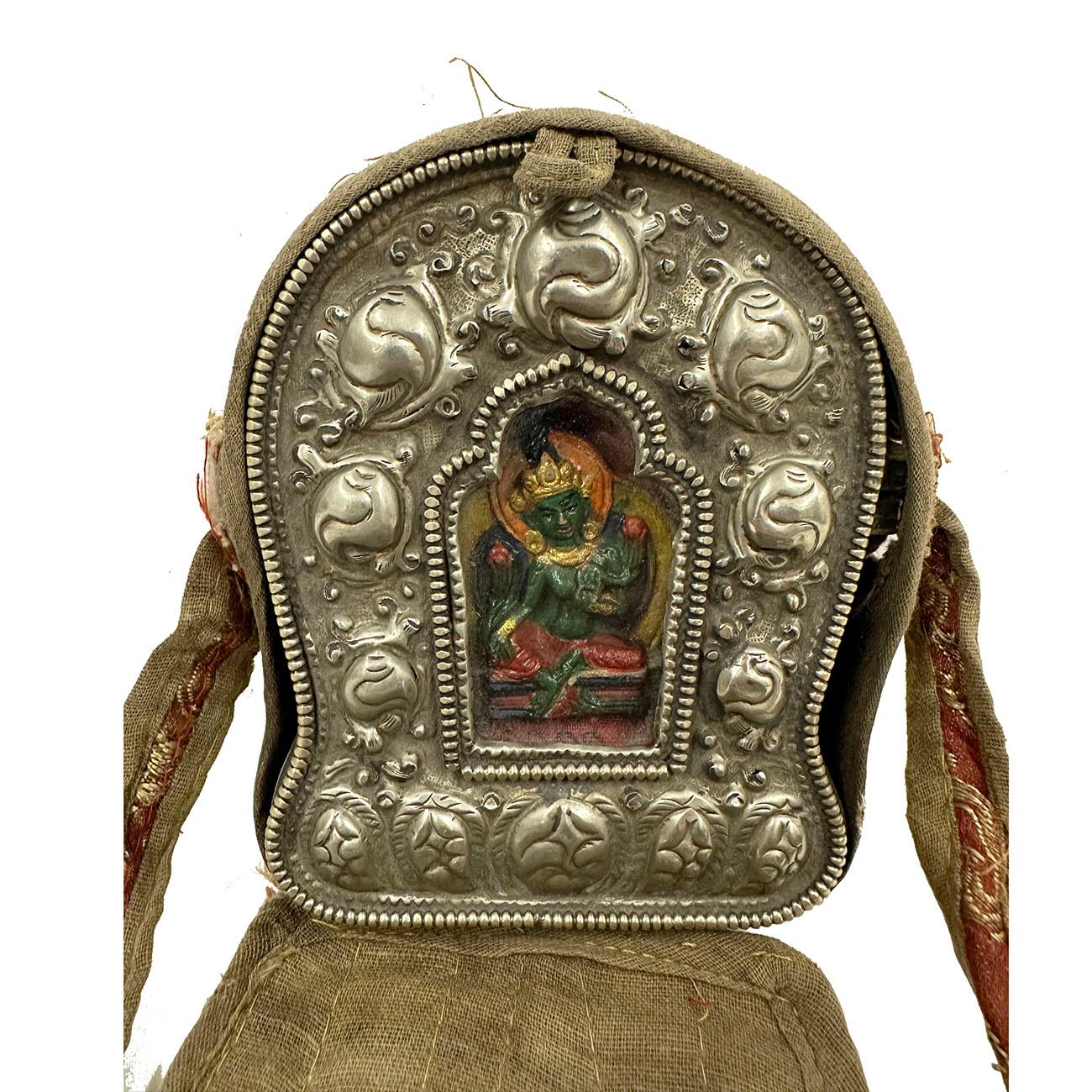 Le ghau est une petite boîte à prières portée en pendentif par les bouddhistes comme un sanctuaire portatif qui peut être prié au cours de leurs déplacements. Cette boîte à prières Ghau (sanctuaire de Bouddha de voyage) en argent tibétain contient