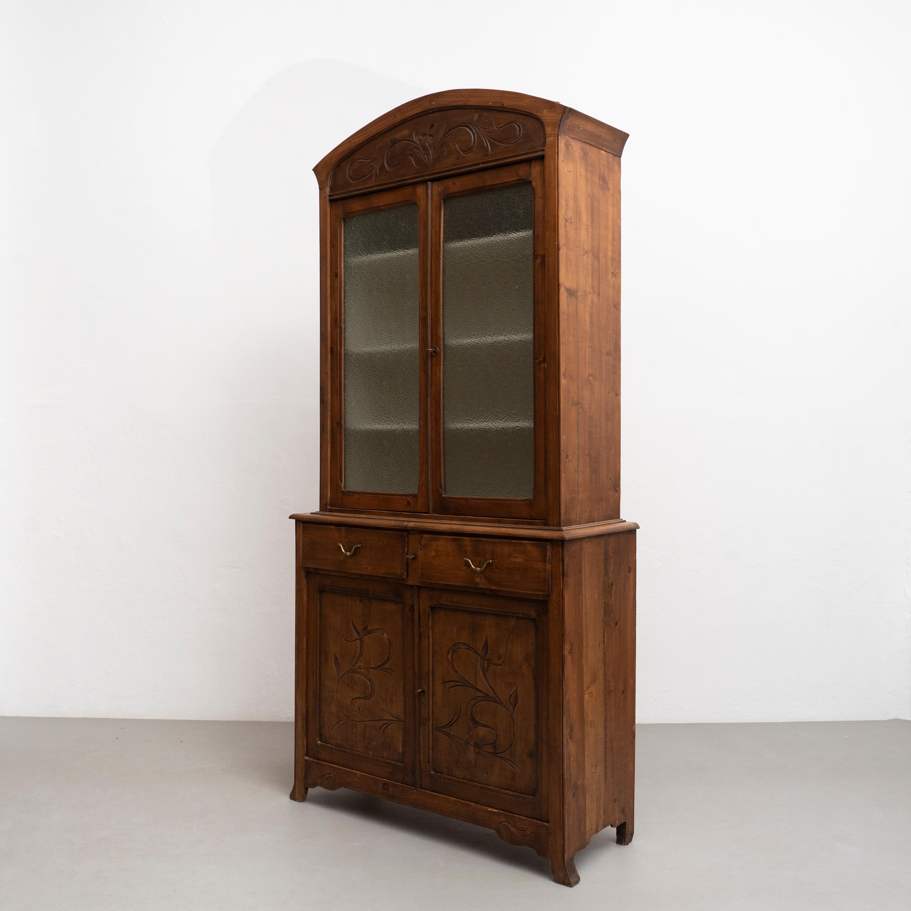 Early 20th Century Antique Traditional Spanish Pinewood and Glass Wardrobe In Good Condition In Barcelona, Barcelona
