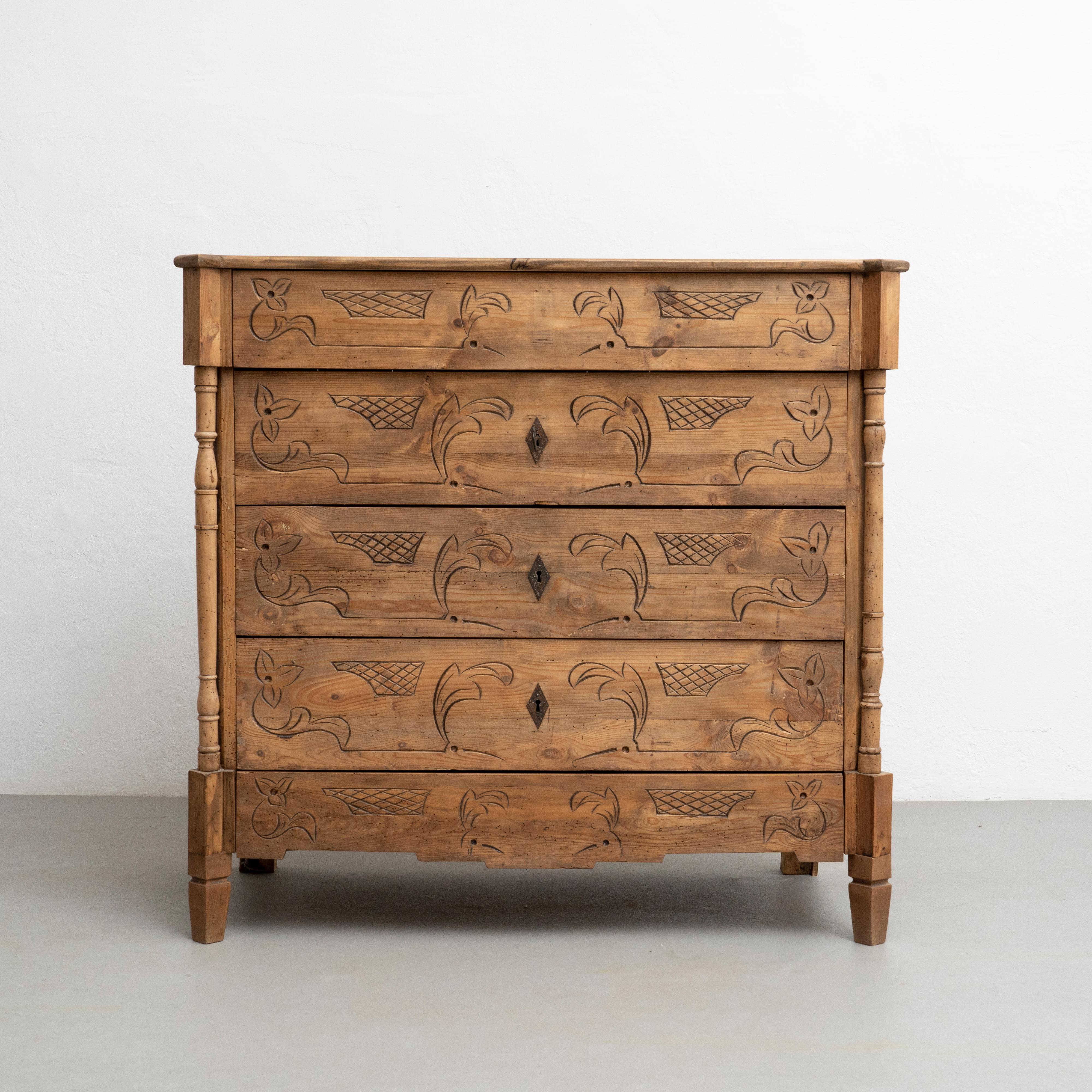 Traditional rustic pinewood dresser.

Made by unknown artisan from Spain, circa 1930.

In original condition, with minor wear consistent with age and use, preserving a beautiful patina.

Material:
Wood.
 