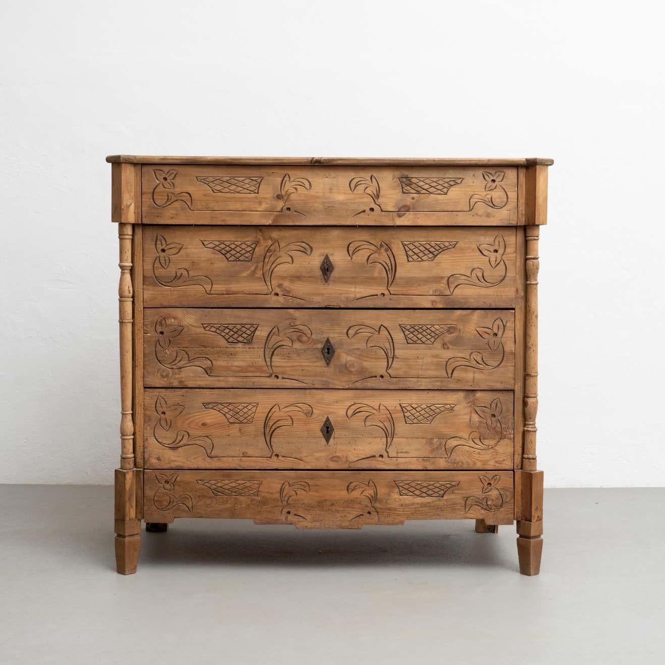 This early 20th-century Spanish pine wood dresser exudes timeless elegance and rustic charm. Crafted from high-quality pine wood, this dresser boasts a beautiful natural grain that has been expertly preserved, adding a touch of warmth and character