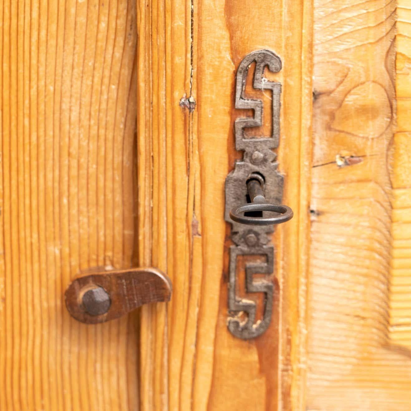 Early 20th Century Antique Traditional Spanish Pinewood Wardrobe For Sale 5