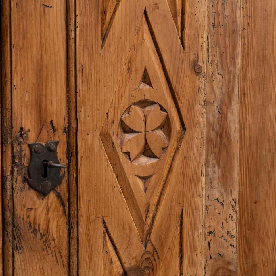 Armoire en bois de pin espagnol traditionnel du début du 20e siècle 4