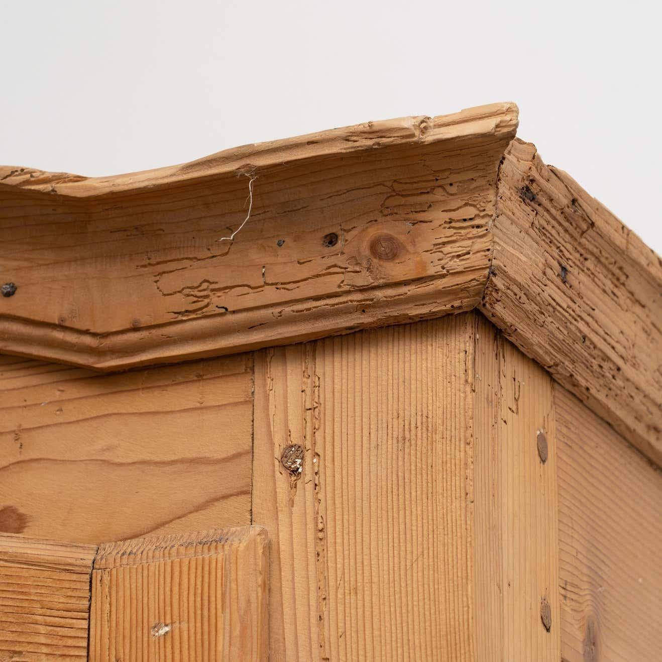 Early 20th Century Antique Traditional Spanish Pinewood Wardrobe For Sale 6