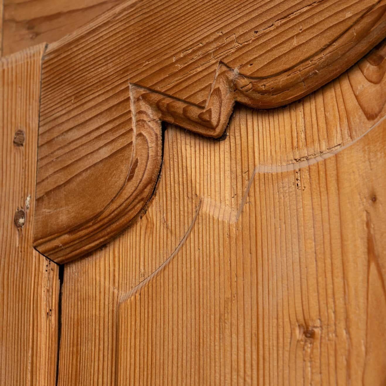 Early 20th Century Antique Traditional Spanish Pinewood Wardrobe For Sale 7