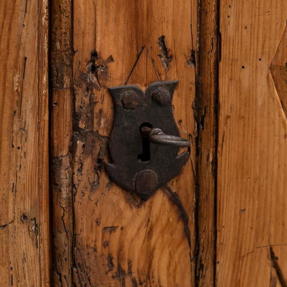 Armoire en bois de pin espagnol traditionnel du début du 20e siècle 6