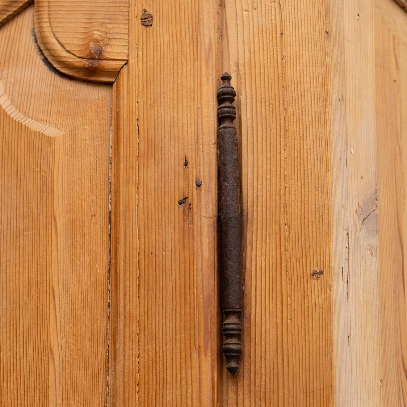 Early 20th Century Antique Traditional Spanish Pinewood Wardrobe For Sale 11