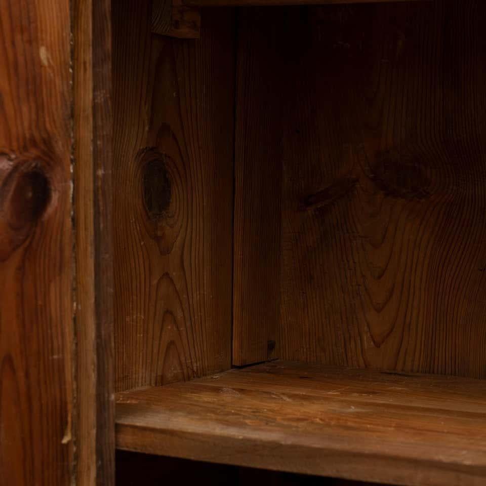 Armoire en bois de pin espagnol traditionnel du début du 20e siècle 10