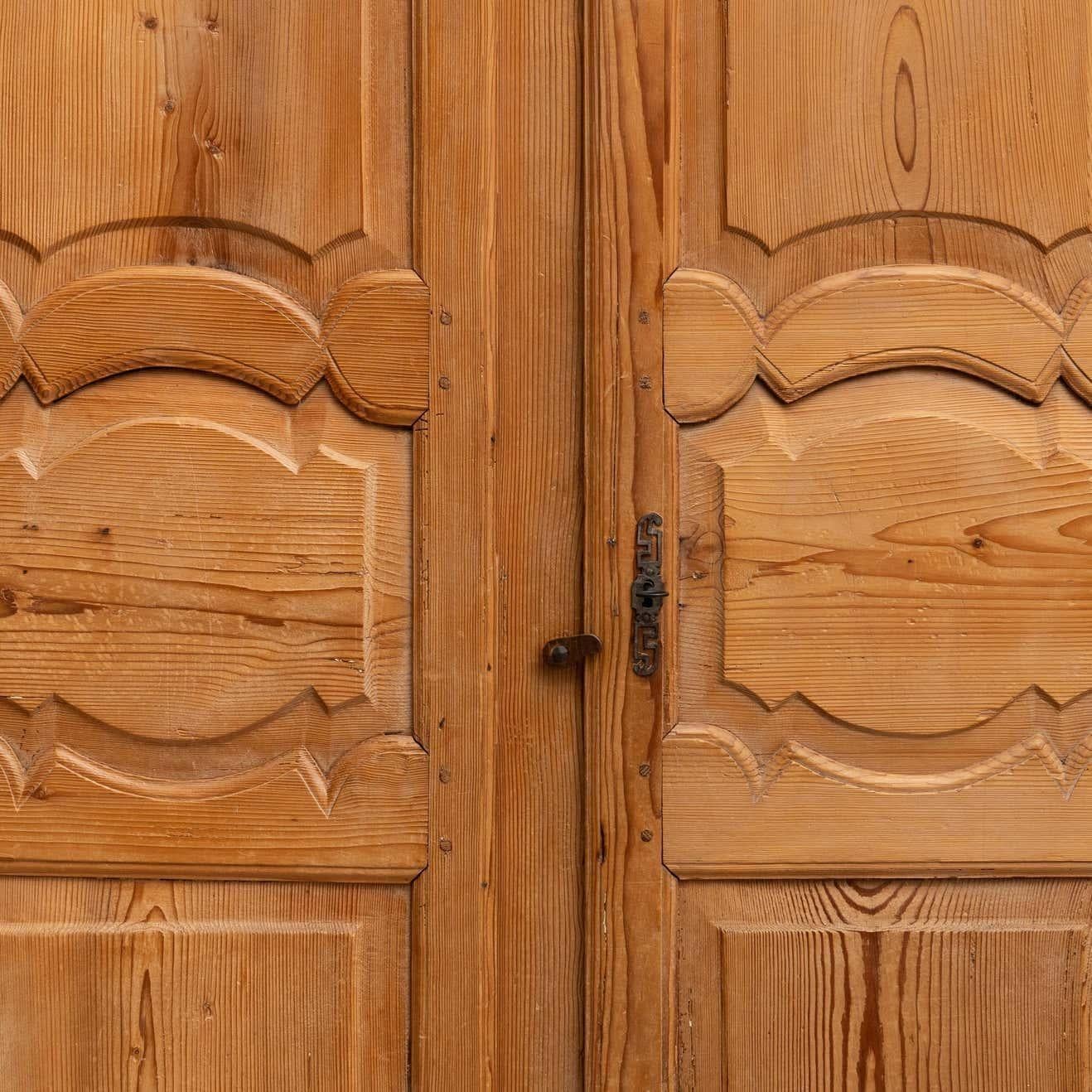 Early 20th Century Antique Traditional Spanish Pinewood Wardrobe For Sale 12