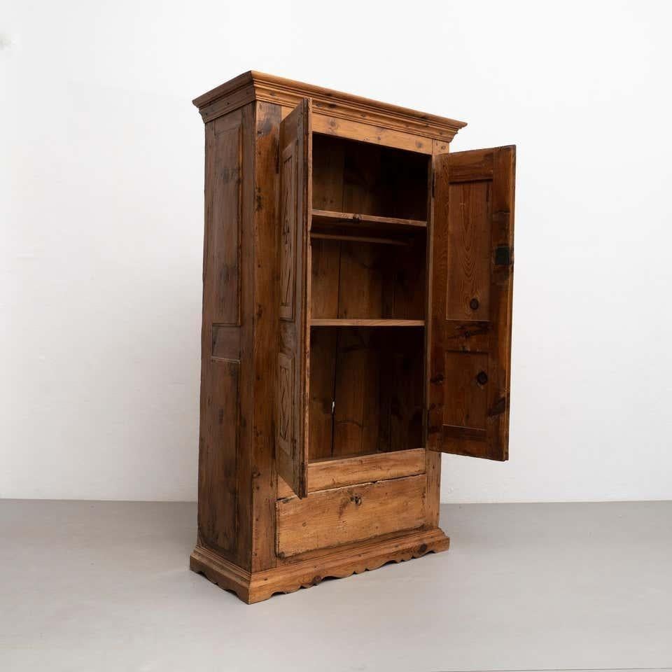 Armoire en bois de pin espagnol traditionnel du début du 20e siècle 11