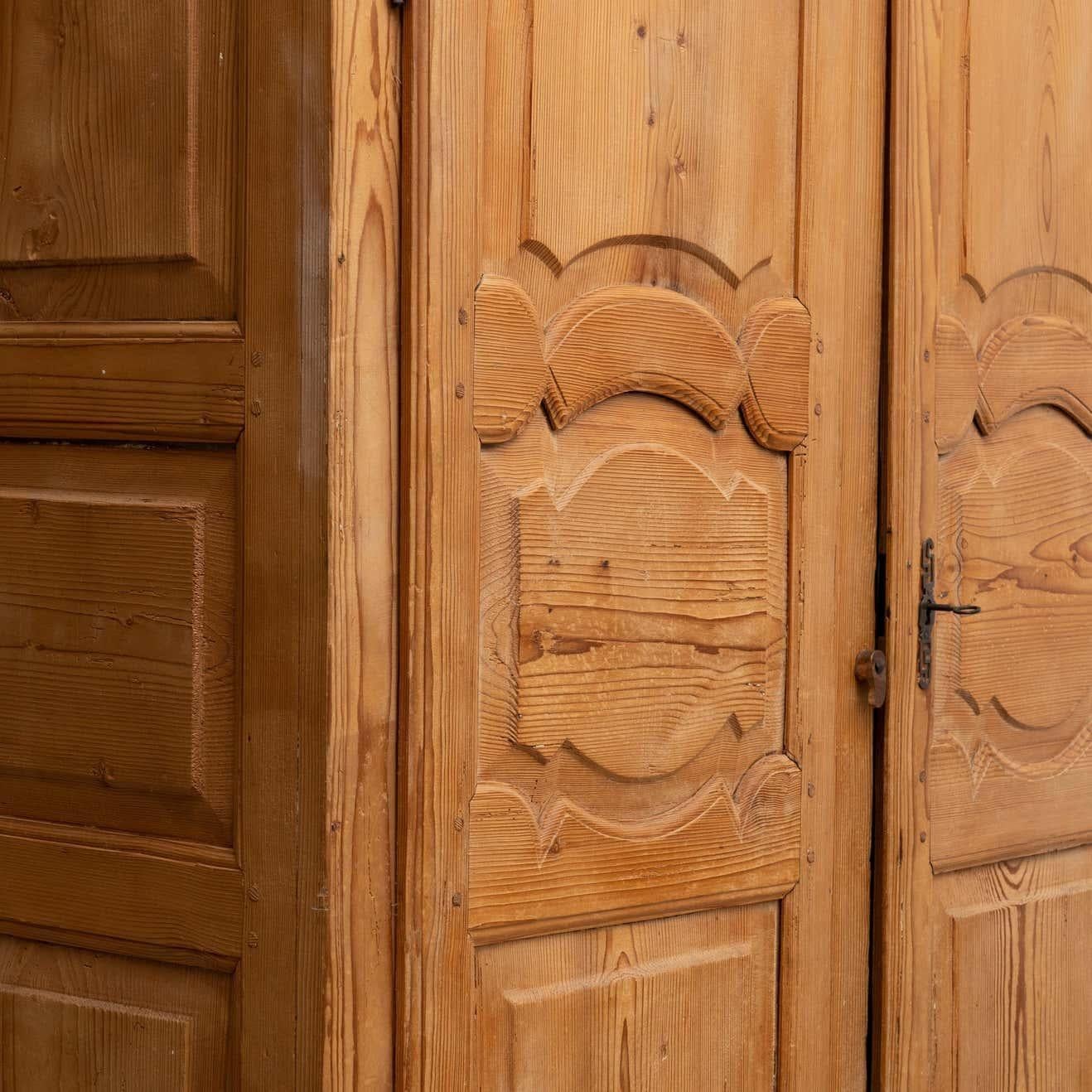 Early 20th Century Antique Traditional Spanish Pinewood Wardrobe For Sale 13