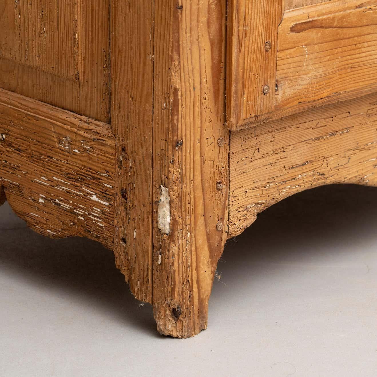 Early 20th Century Antique Traditional Spanish Pinewood Wardrobe For Sale 14