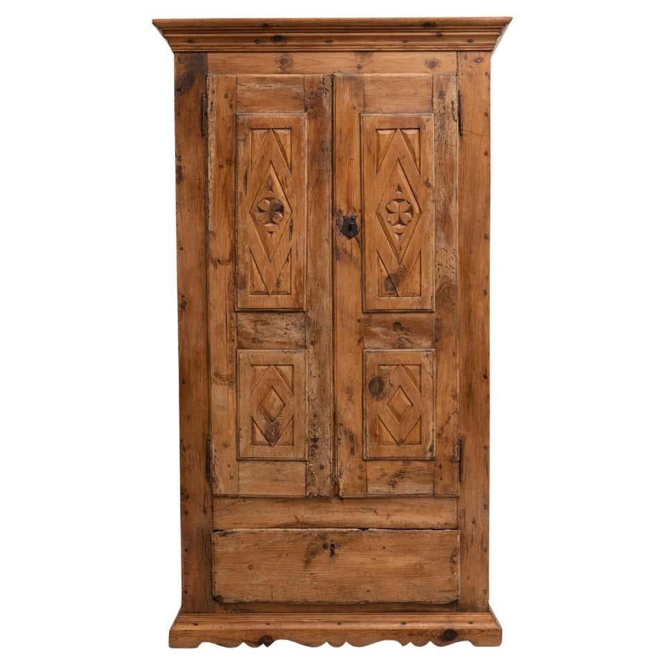 Early 20th Century Antique Traditional Spanish Pinewood Wardrobe For Sale 14