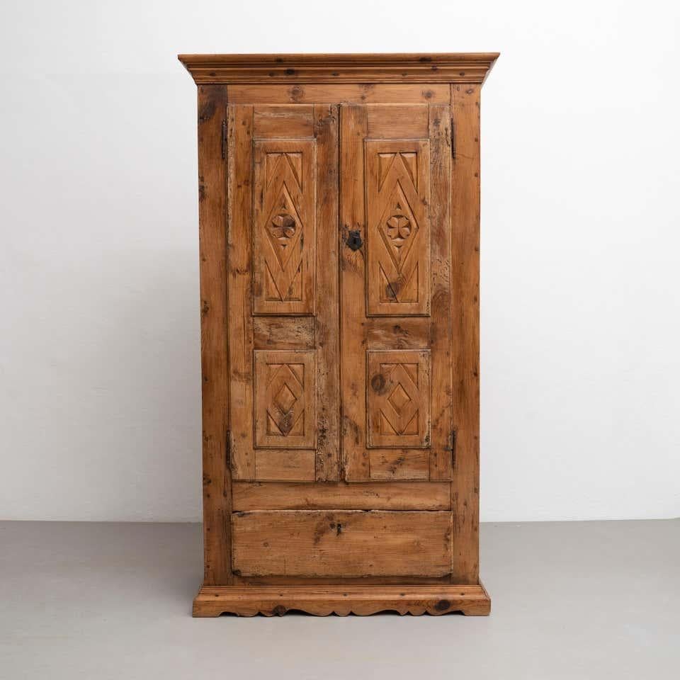 Traditional rustic pinewood dresser.

Made by unknown artisan from Spain, circa 1900.

In original condition, with minor wear consistent with age and use, preserving a beautiful patina.

Material:
Wood.
 