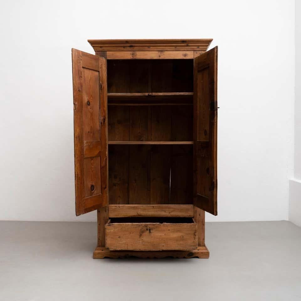 Rustique Armoire en bois de pin espagnol traditionnel du début du 20e siècle