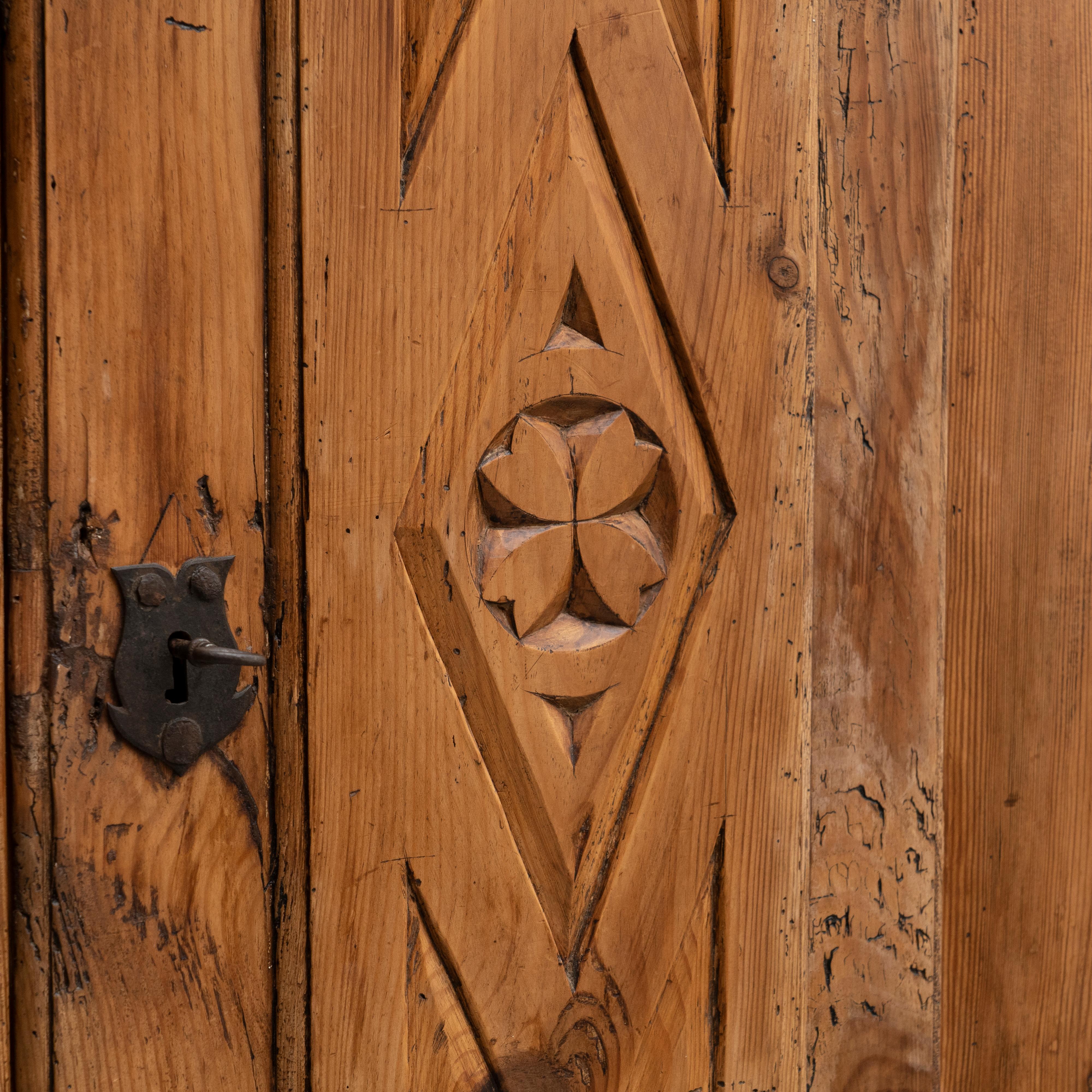 Early 20th Century Antique Traditional Spanish Pinewood Wardrobe In Good Condition In Barcelona, Barcelona