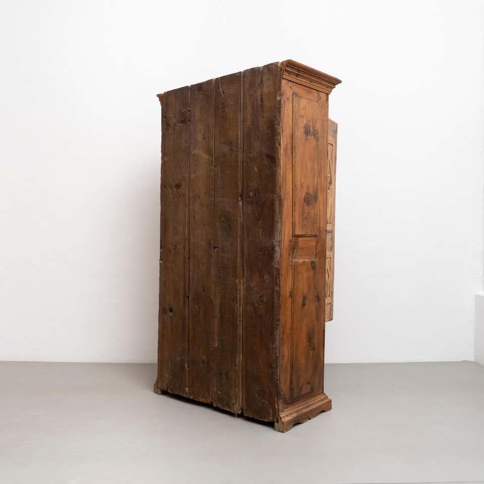 Early 20th Century Antique Traditional Spanish Pinewood Wardrobe In Good Condition For Sale In Barcelona, Barcelona