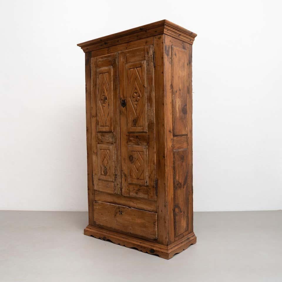 20ième siècle Armoire en bois de pin espagnol traditionnel du début du 20e siècle