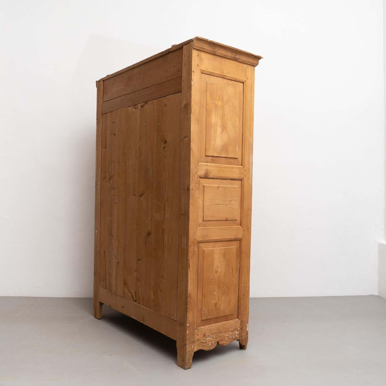 Early 20th Century Antique Traditional Spanish Pinewood Wardrobe For Sale 3