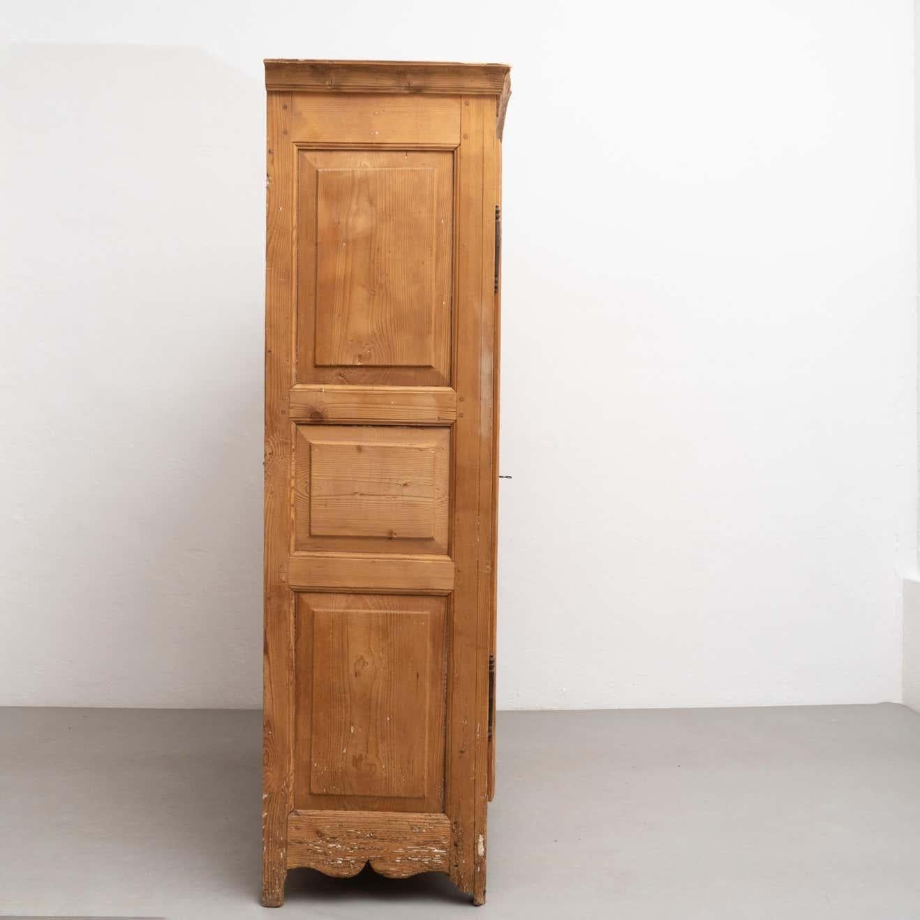 Early 20th Century Antique Traditional Spanish Pinewood Wardrobe For Sale 4