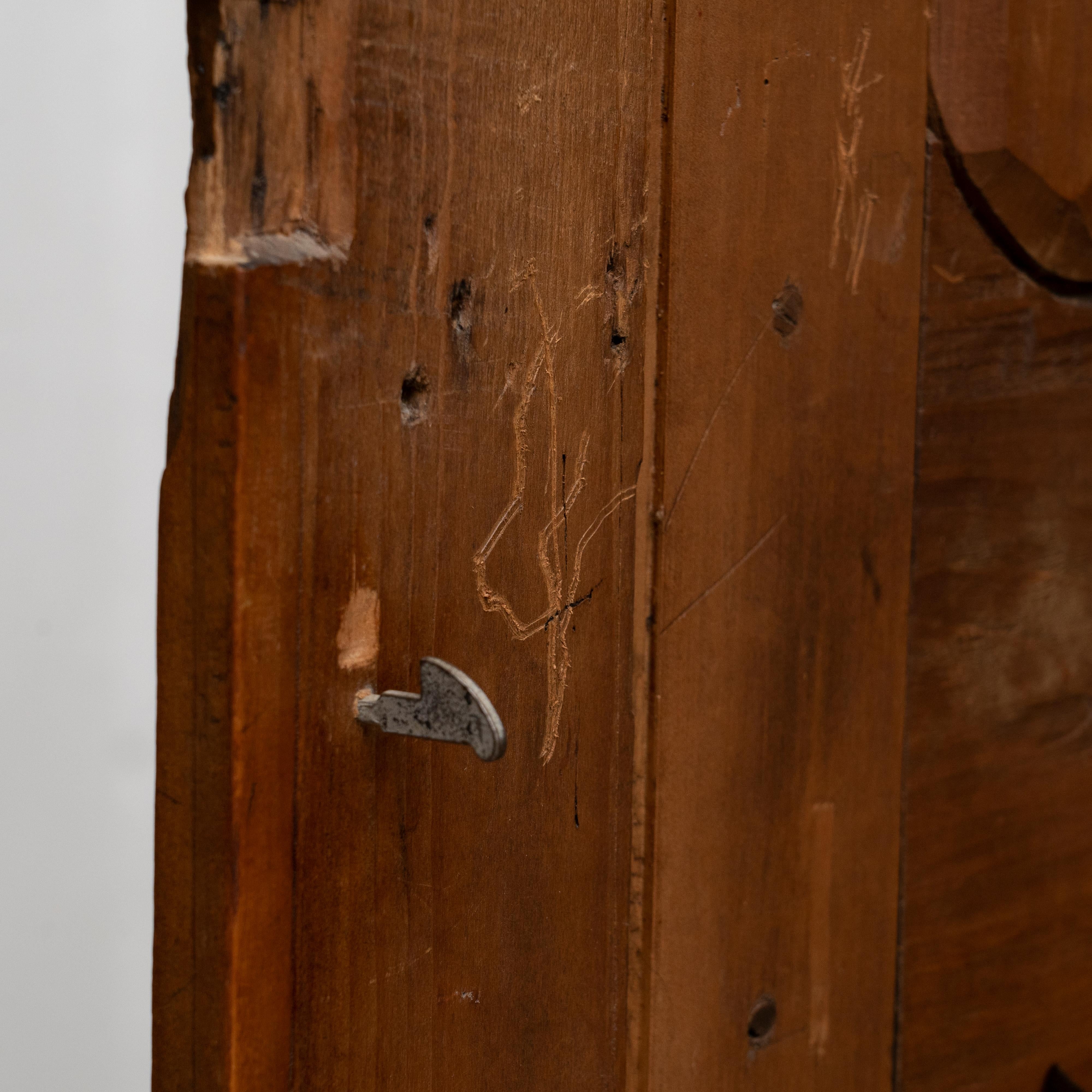 Antiker traditioneller spanischer Holzschrank aus dem frühen 20. Jahrhundert im Angebot 8