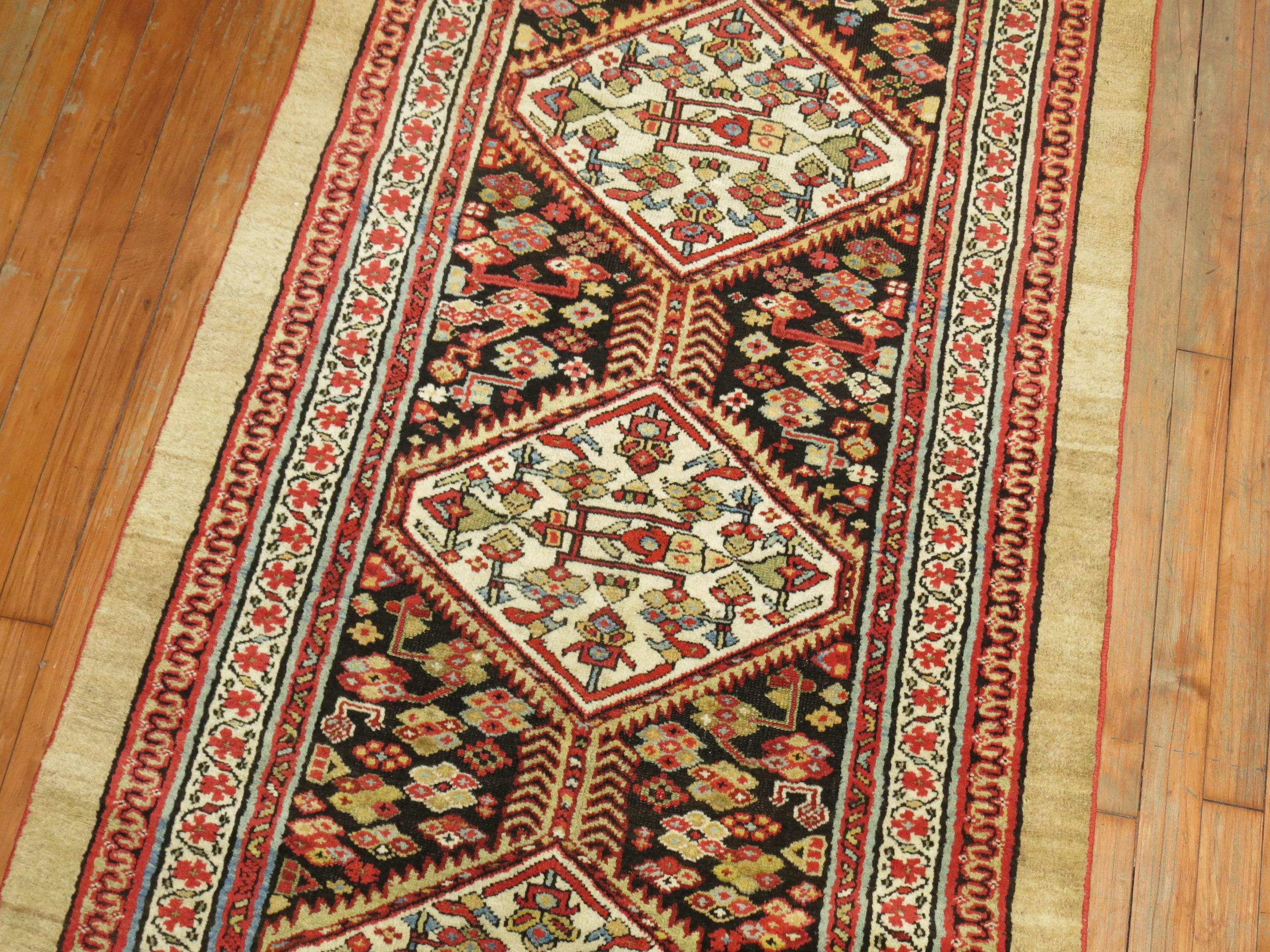Perse Tapis de couloir traditionnel persan sérab antique et tribal du début du XXe siècle en vente