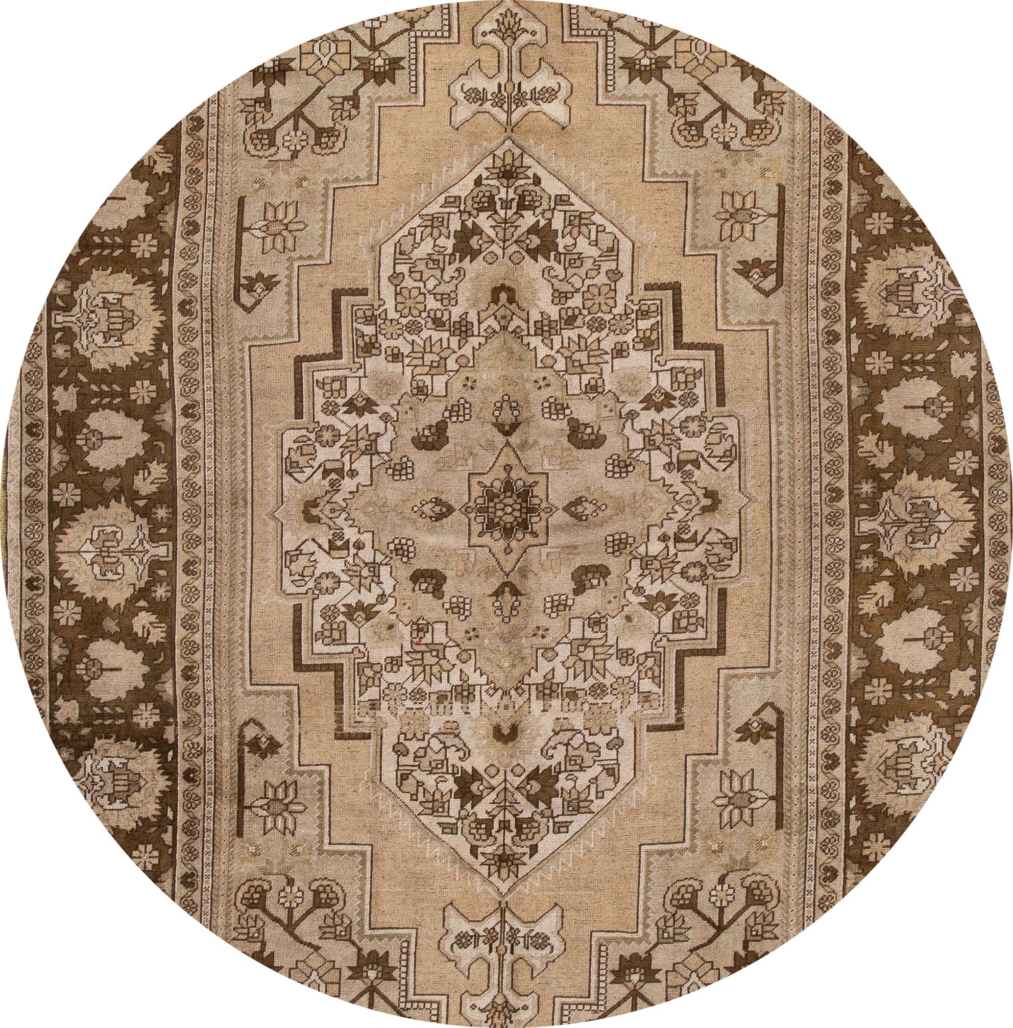 Un beau tapis Turkestan Khotan avec un champ beige, et des accents bruns dans un motif de médaillon floral. 

Ce tapis mesure : 7'3'' x 12'6''.