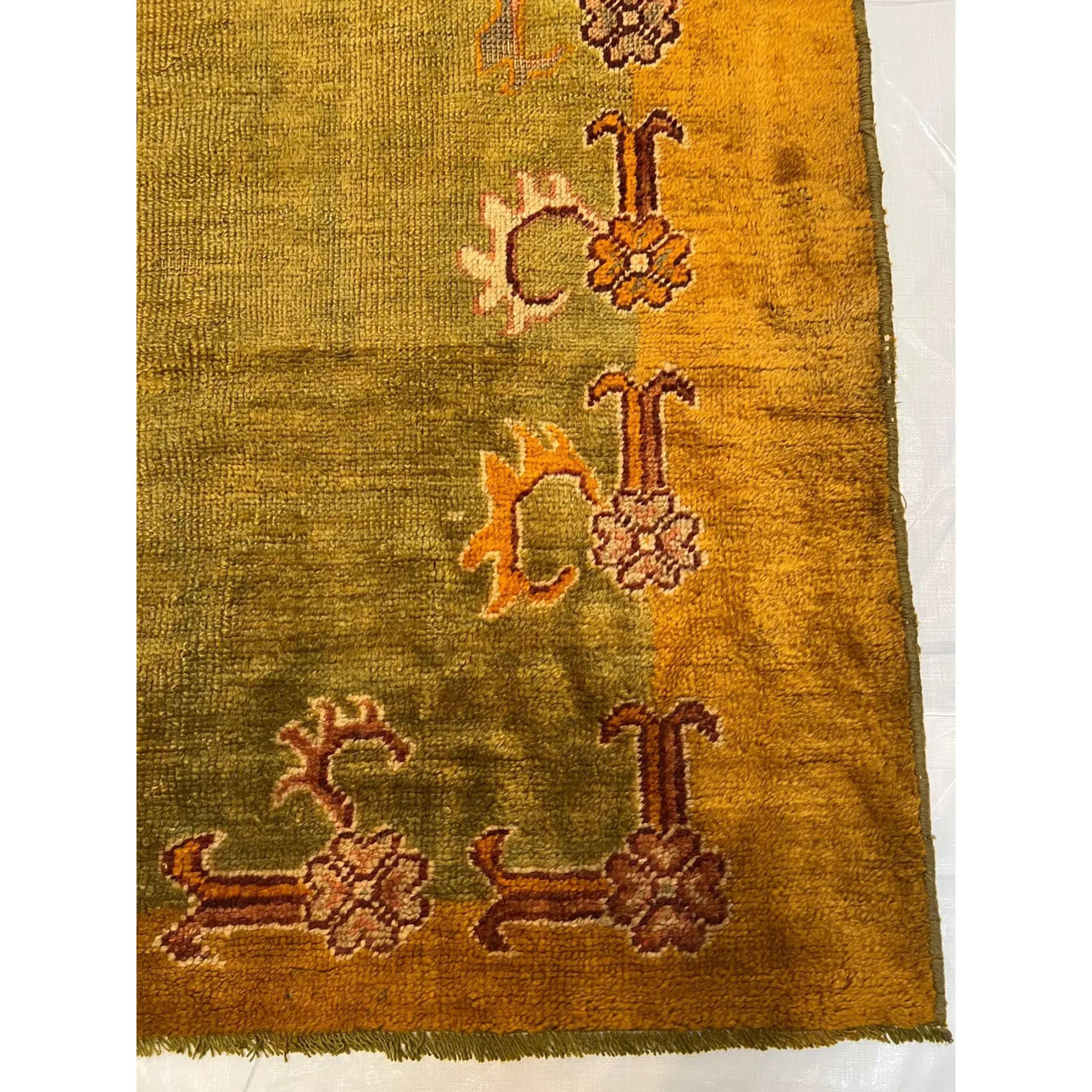 Early 20th Century Antique Turkish Oushak Rug In Good Condition For Sale In Los Angeles, US