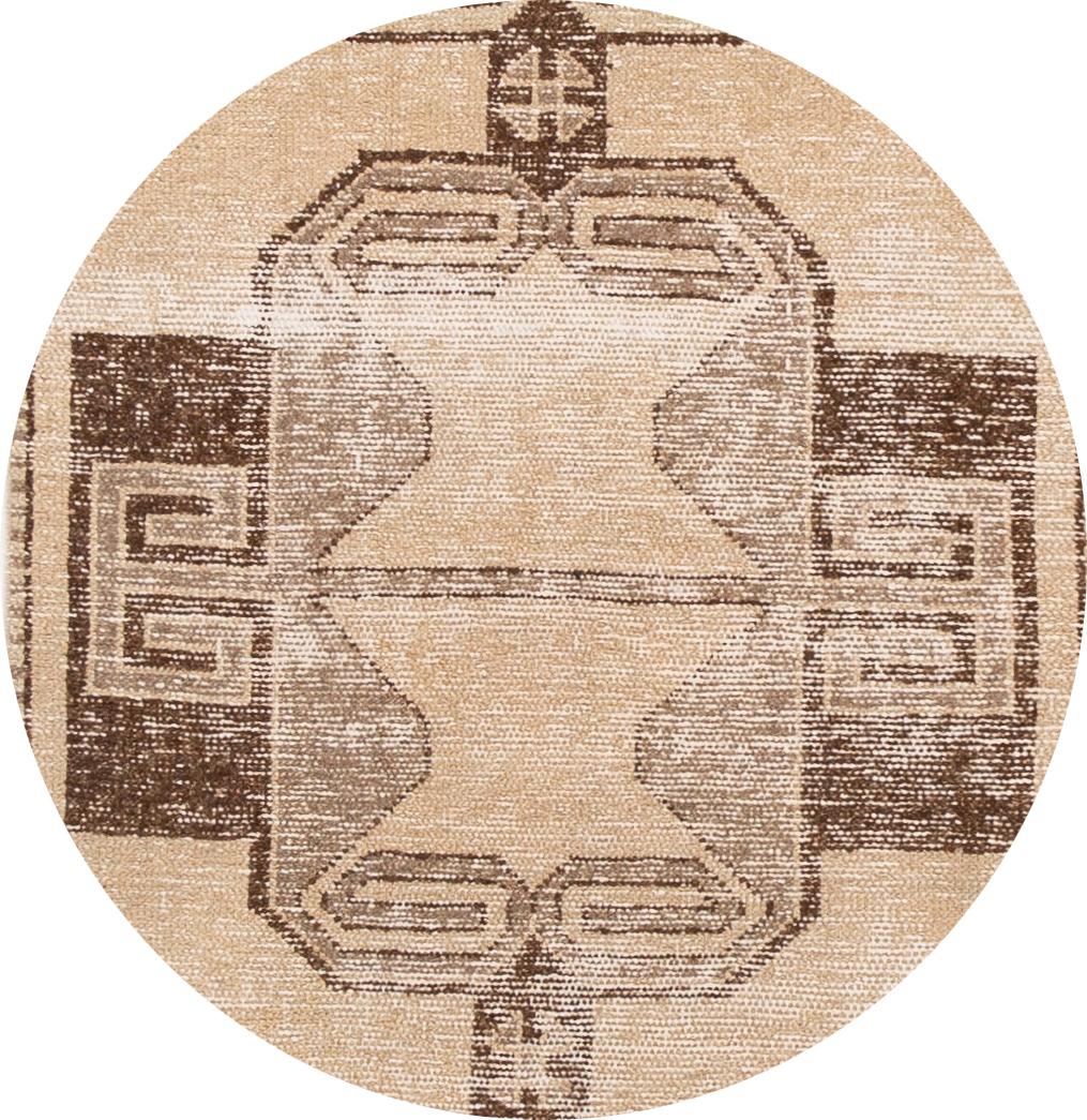 Magnifique chemin de table turc ancien, en laine nouée à la main, avec un champ rose et pêche, et des accents multicolores dans le motif du médaillon central.
Ce tapis mesure 2' 10