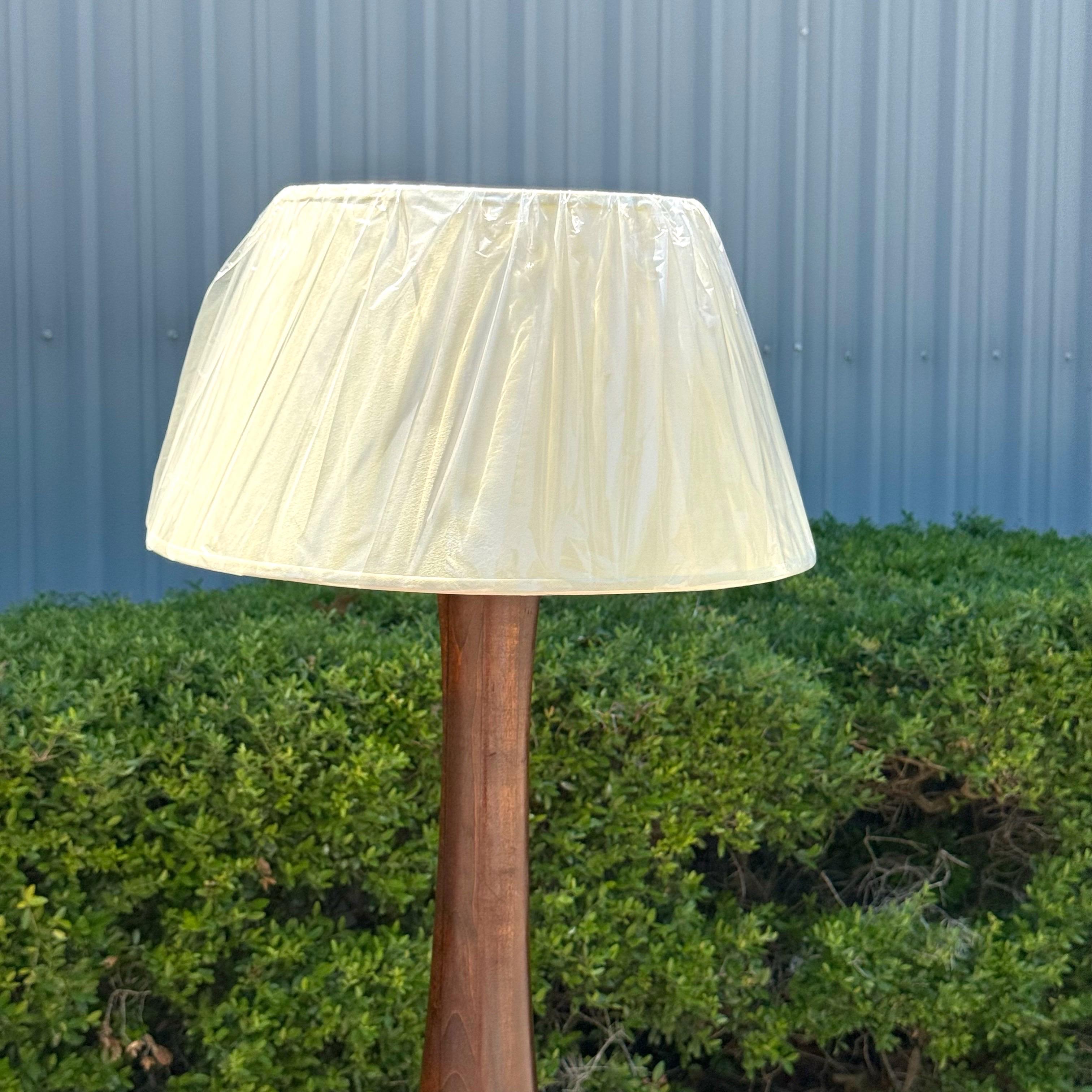 Maravillosa lámpara torneada de principios de siglo.   
Este estilo de lámpara grande de madera es bastante raro.   Base de lámpara de pie de madera maciza y pesada con pantalla de marfil nueva. La base de la lámpara está en buen estado, con algunos