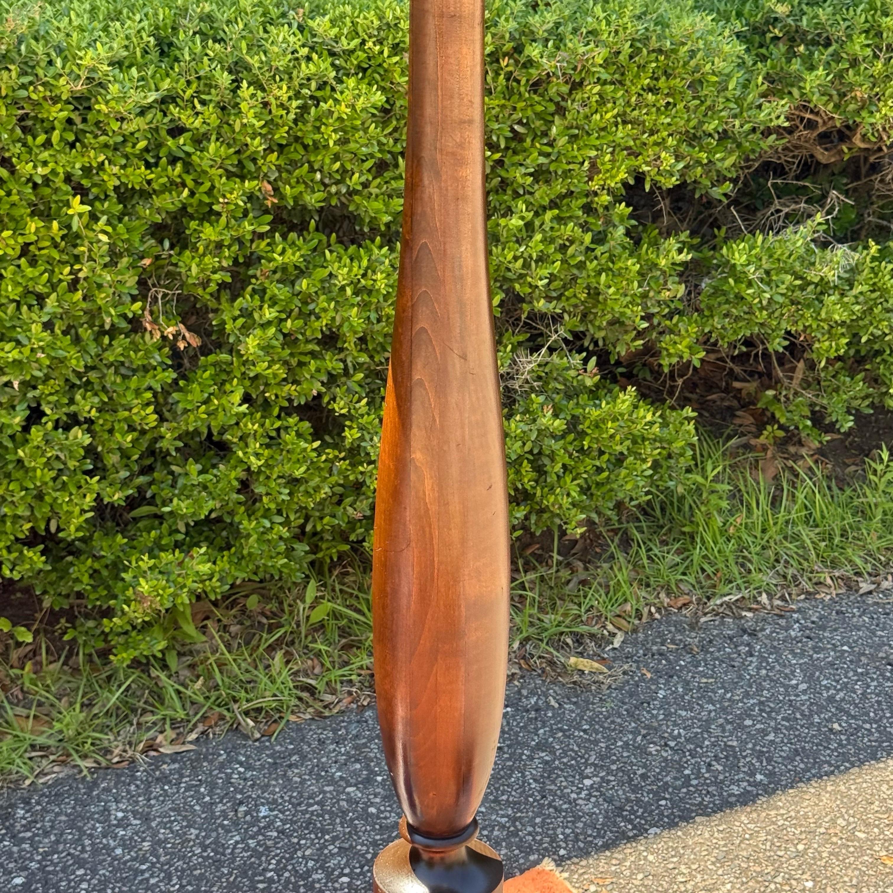 Lámpara de pie antigua de madera torneada de principios del siglo XX Artes y manualidades en venta