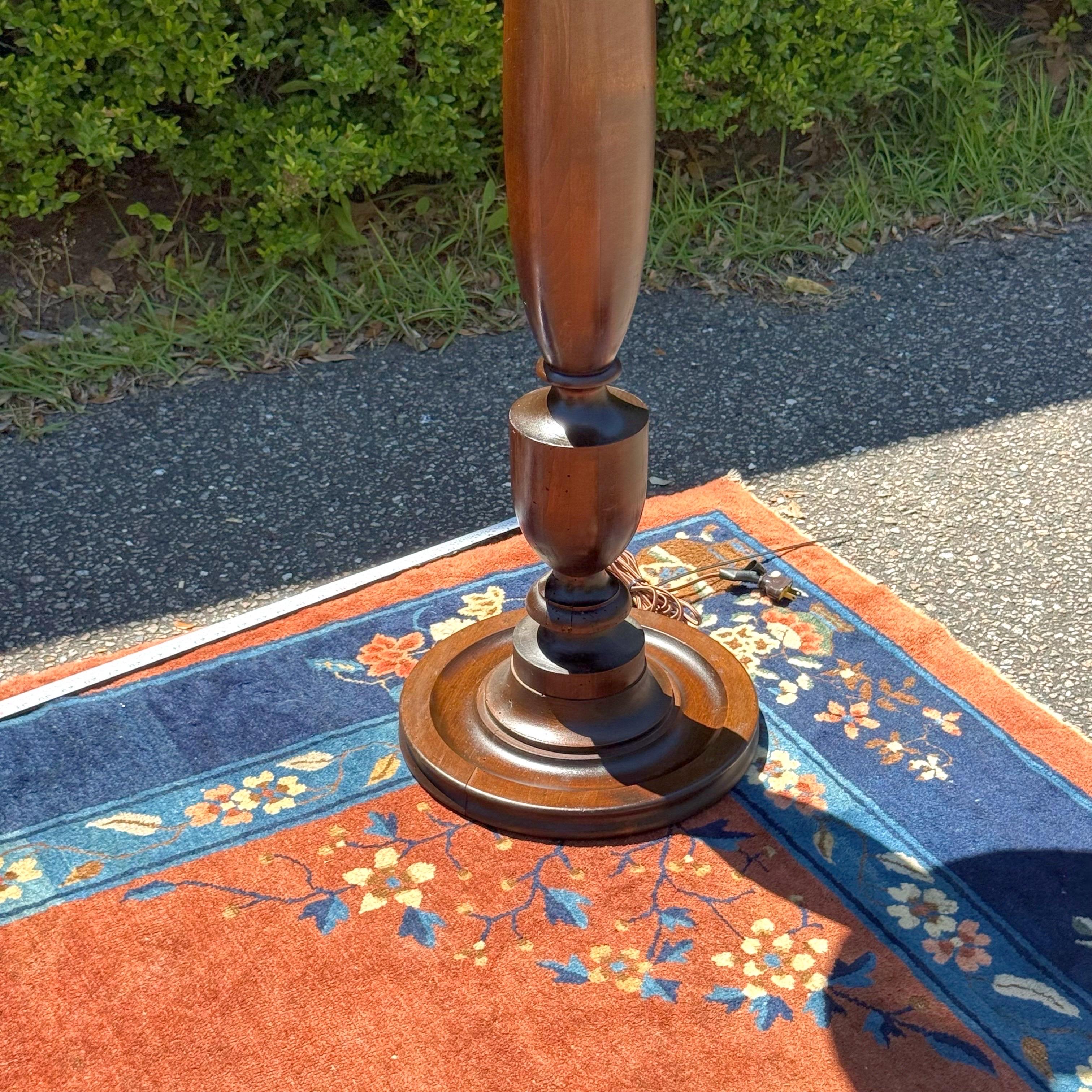 Lámpara de pie antigua de madera torneada de principios del siglo XX Inglés en venta
