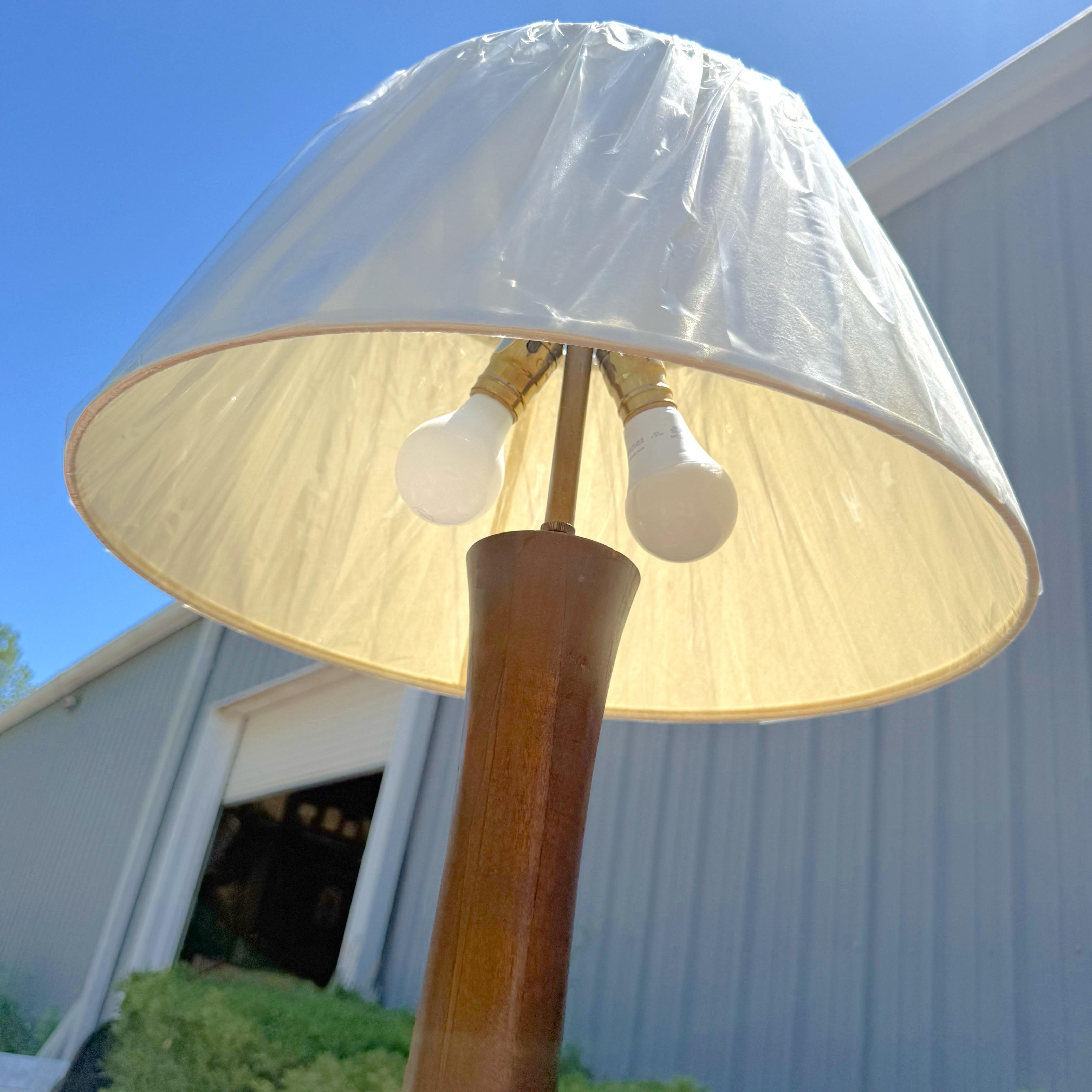 Lámpara de pie antigua de madera torneada de principios del siglo XX en Bueno estado para la venta en Charleston, SC