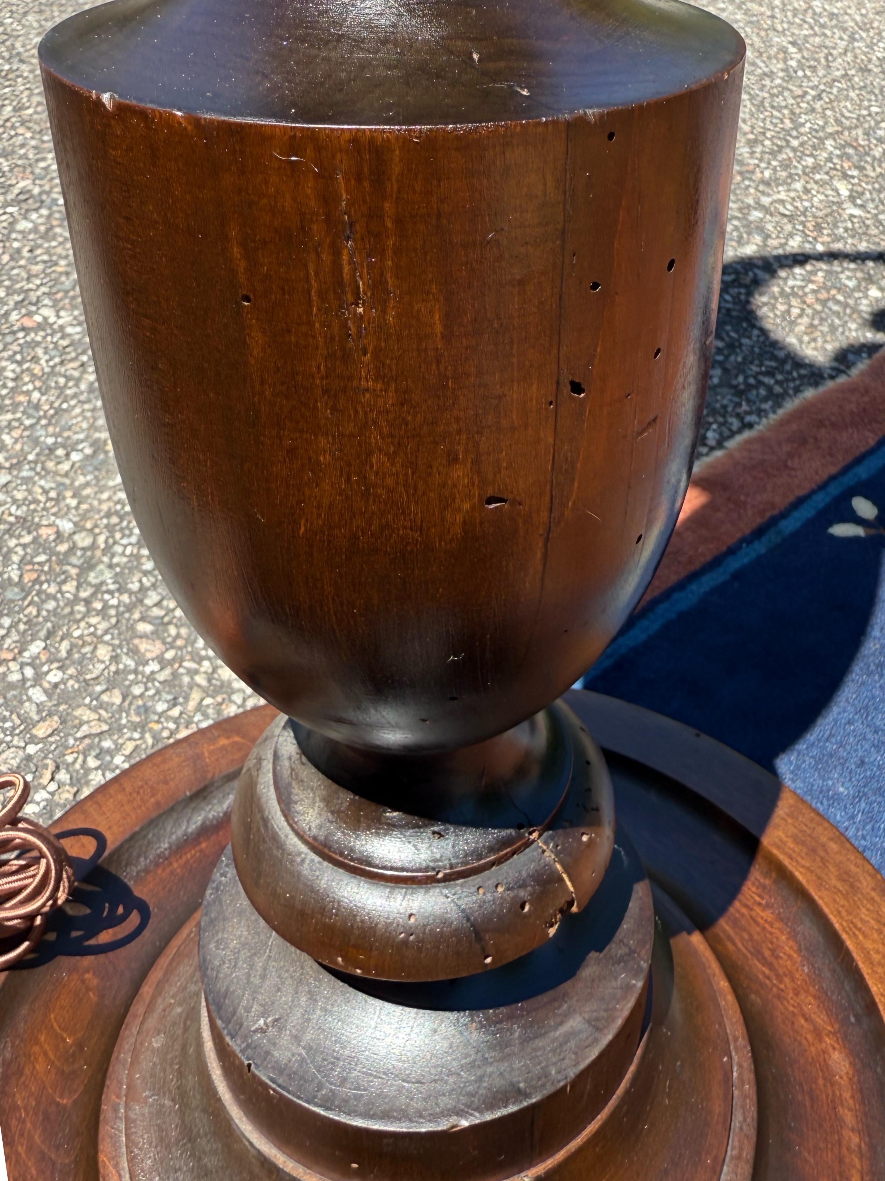 Lámpara de pie antigua de madera torneada de principios del siglo XX Metal en venta