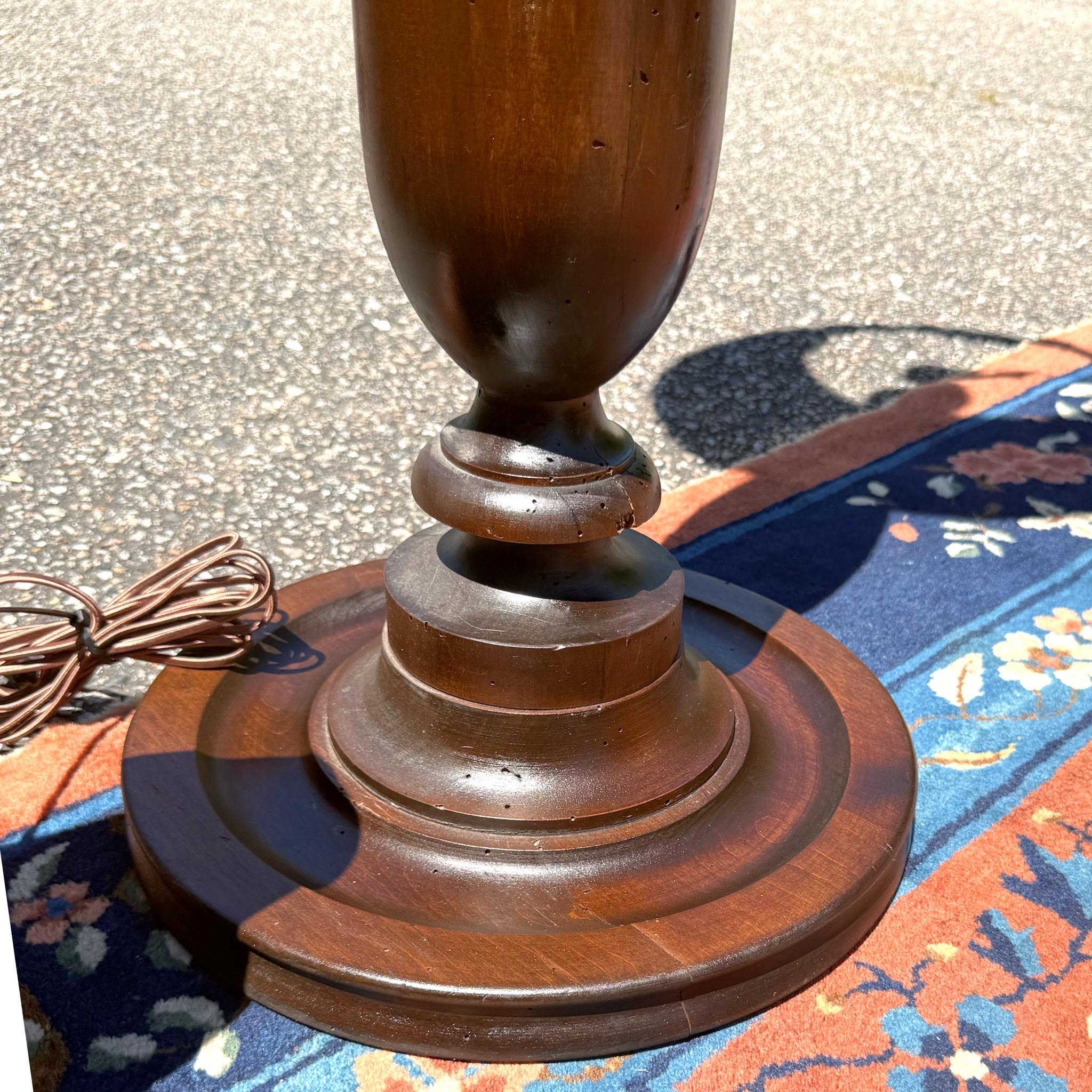 Lámpara de pie antigua de madera torneada de principios del siglo XX en venta 1