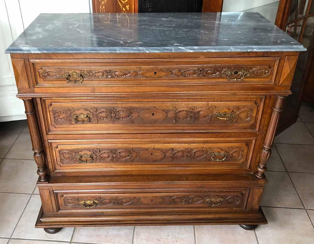 Antique chest of drawers in hand carved walnut.
Original Tuscan, with four drawers, gray marble.
Very sturdy and heavy.
Drawers with handmade joints.
It will be delivered in a specific wooden case for export, packed in bubble wrap.
Comes from an old