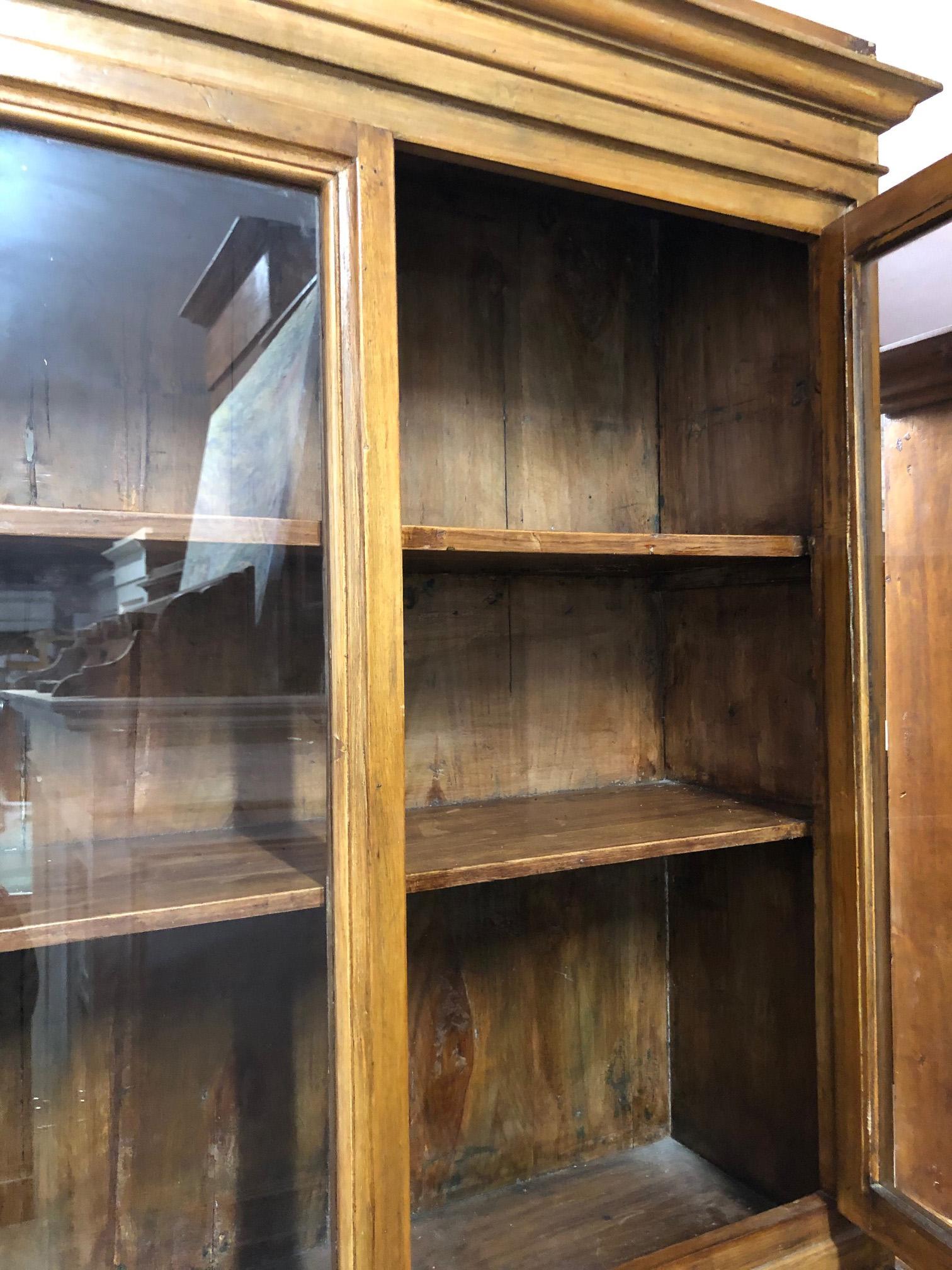 Early 20th Century Antique Tuscan Fir Showcase, Restored, Wax Polished In Good Condition In Buggiano, IT